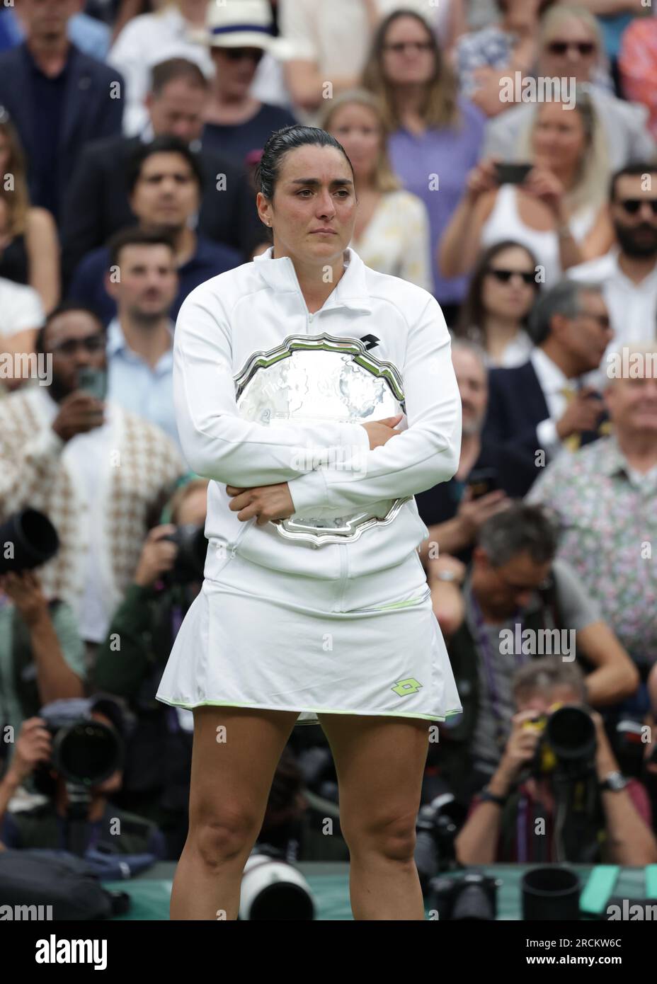 15 juillet 2023 ; All England Lawn tennis and Croquet Club, Londres, Angleterre : tournoi de tennis de Wimbledon ; Un décevant ONS Jabeur (TUN) détient l'assiette des finalistes Banque D'Images
