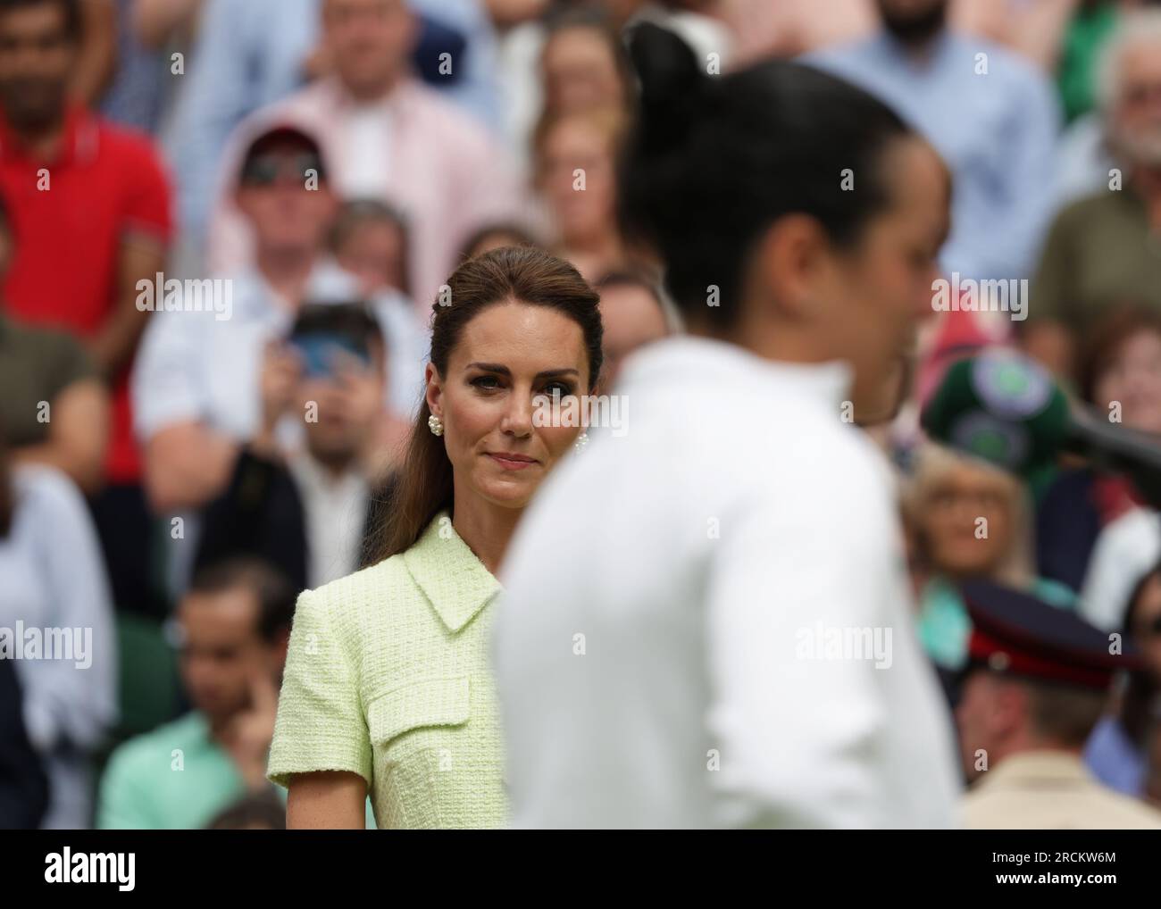15 juillet 2023 ; All England Lawn tennis and Croquet Club, Londres, Angleterre : tournoi de tennis de Wimbledon ; Princesse de Galles écoute le discours de ONS Jabeur (TUN) à la foule après le match Banque D'Images