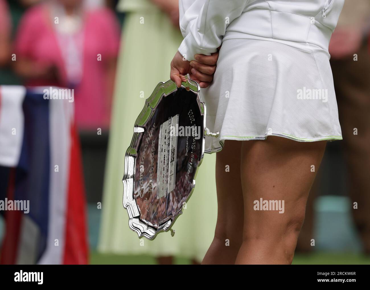 15 juillet 2023 ; All England Lawn tennis and Croquet Club, Londres, Angleterre : tournoi de tennis de Wimbledon ; ONS Jabeur (TUN) donne son discours à la foule après le match tout en tenant la plaque des finalistes Banque D'Images