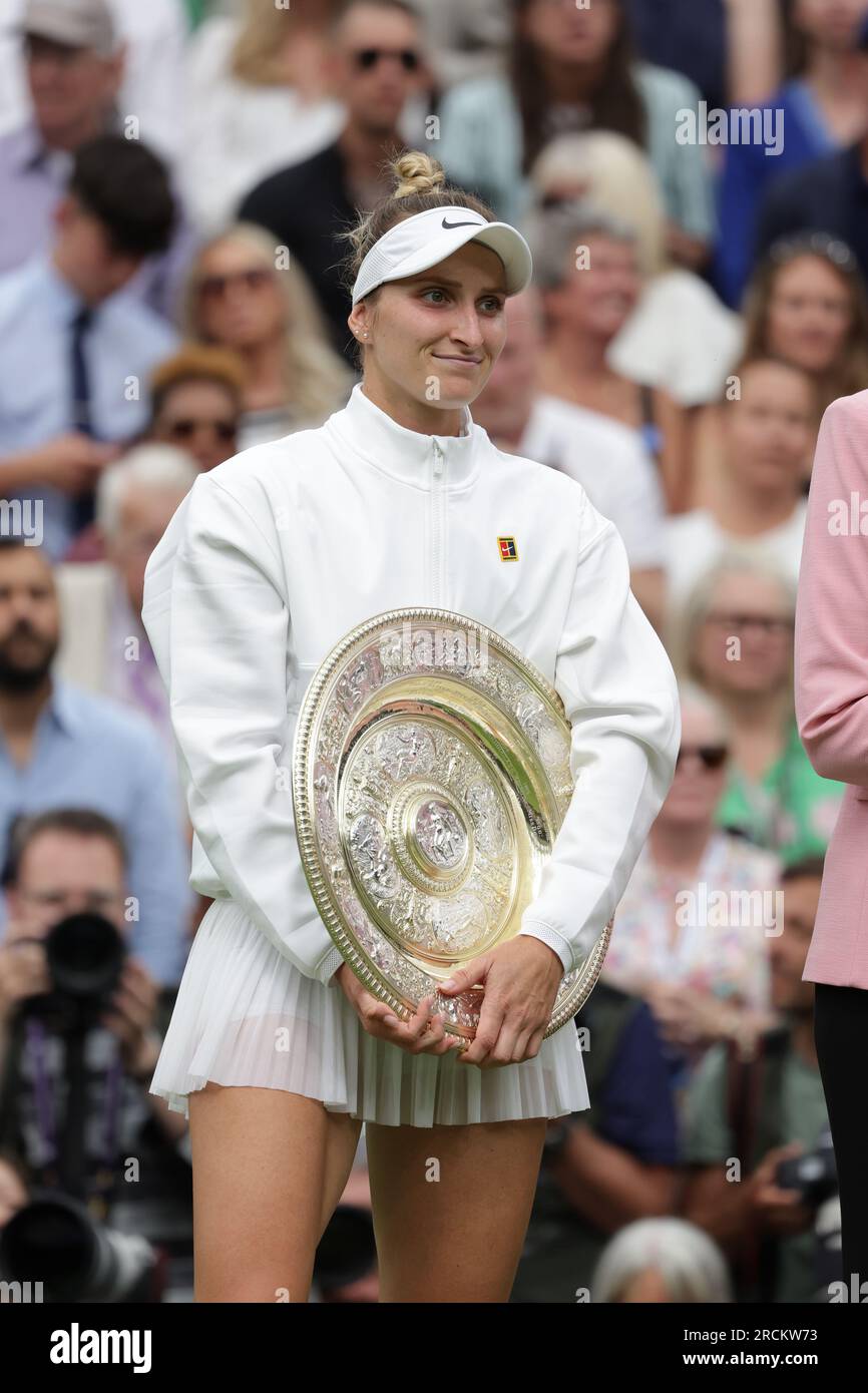 15 juillet 2023 ; All England Lawn tennis and Croquet Club, Londres, Angleterre : tournoi de tennis de Wimbledon ; Marketa Vondrousova (CZE) tenant la plaque Singles Ladies écoute le discours d'ONS Jabeur (TUN) à la foule après le match Banque D'Images