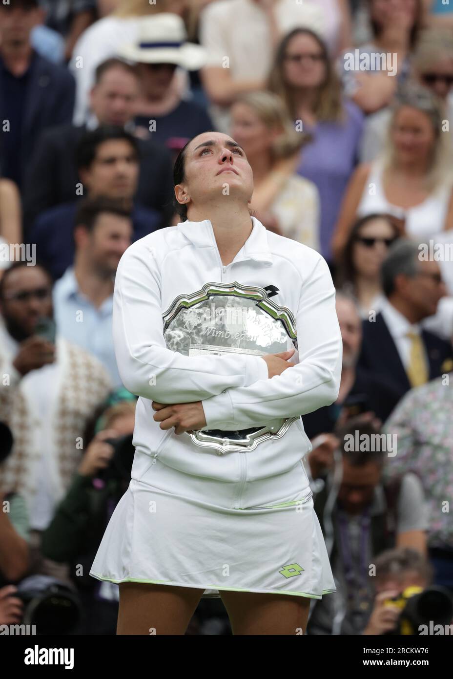 15 juillet 2023 ; All England Lawn tennis and Croquet Club, Londres, Angleterre : tournoi de tennis de Wimbledon ; Un décevant ONS Jabeur (TUN) détient l'assiette des finalistes Banque D'Images