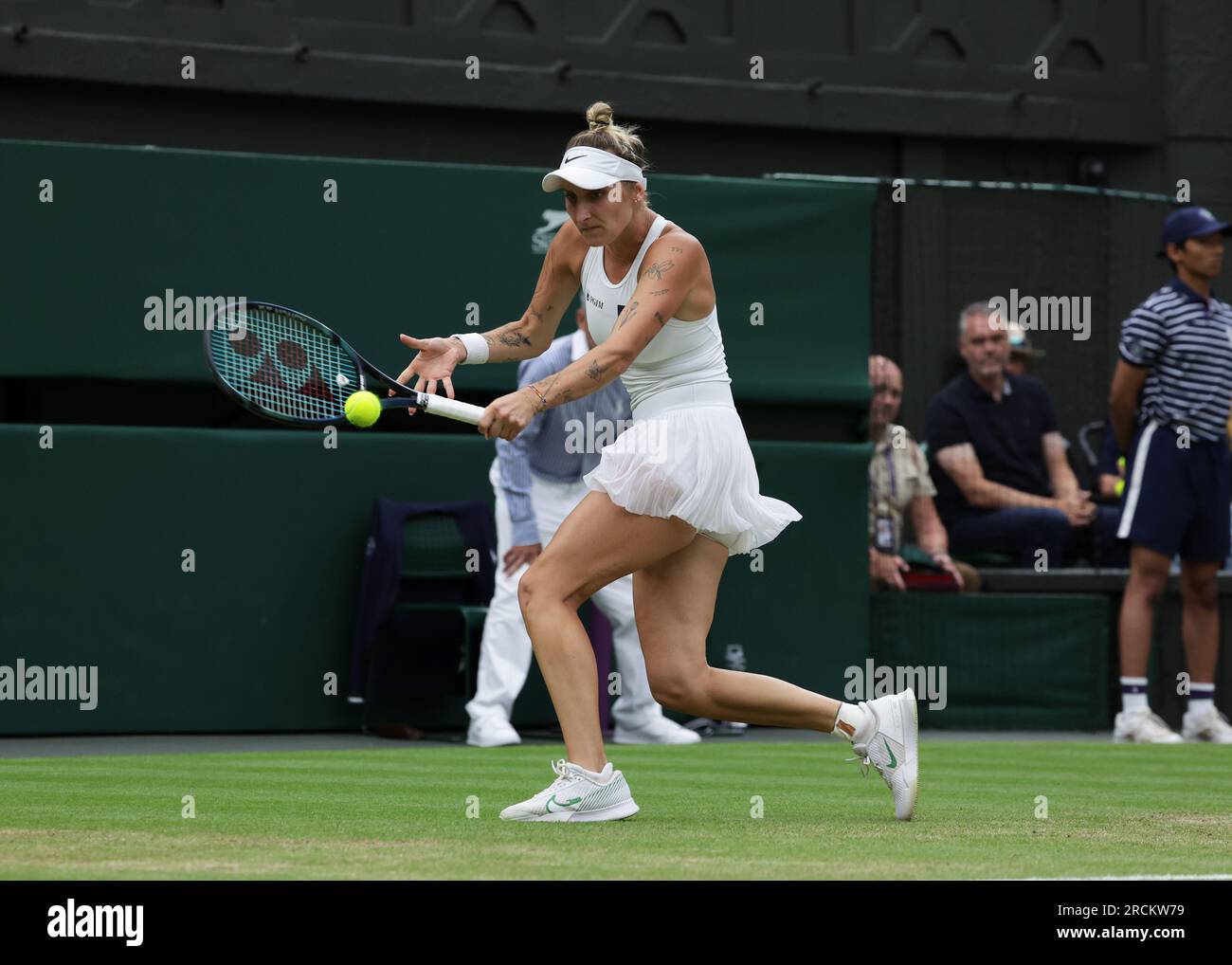 15 juillet 2023 ; All England Lawn tennis and Croquet Club, Londres, Angleterre : Tournoi de tennis de Wimbledon ; Marketa Vondrousova (CZE) avec un coup de dos à ONS Jabeur (TUN) Banque D'Images