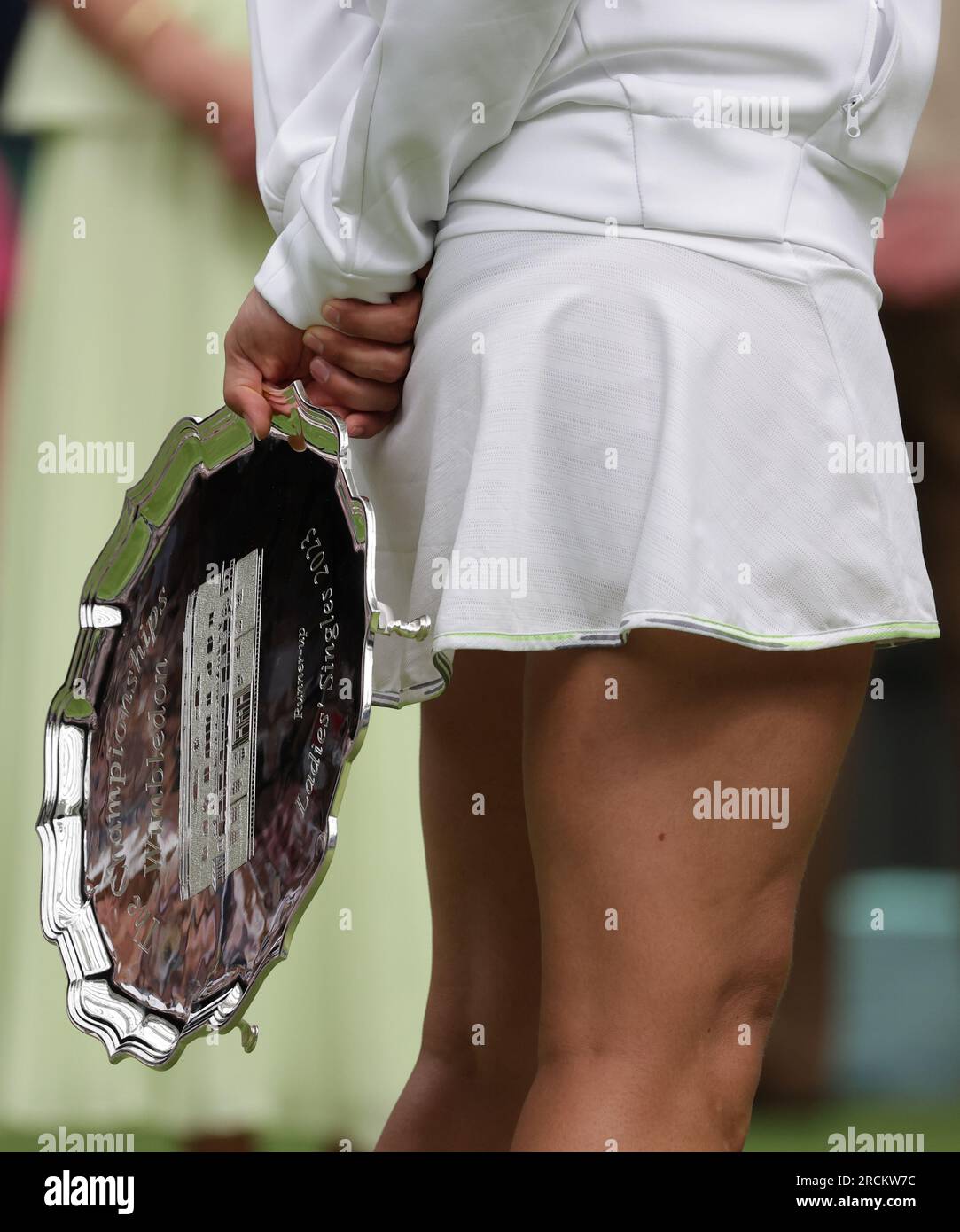 15 juillet 2023 ; All England Lawn tennis and Croquet Club, Londres, Angleterre : tournoi de tennis de Wimbledon ; ONS Jabeur (TUN) donne son discours à la foule après le match tout en tenant la plaque des finalistes Banque D'Images