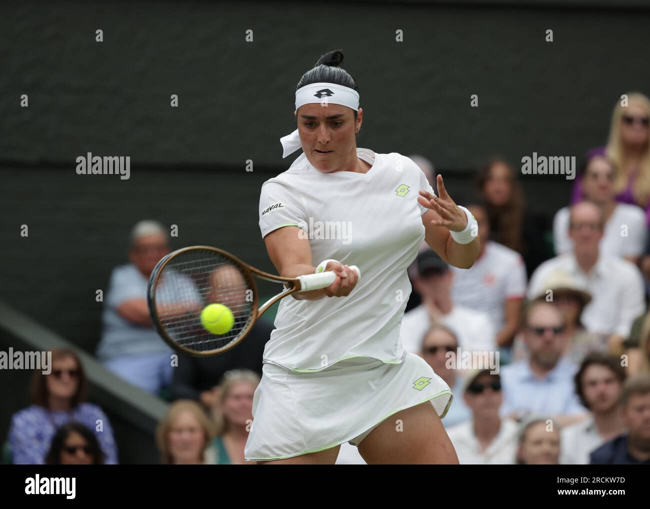 15 juillet 2023 ; All England Lawn tennis and Croquet Club, Londres, Angleterre : Tournoi de tennis de Wimbledon ; ONS Jabeur (TUN) avec un coup de main à Marketa Vondrousova (CZE) Banque D'Images
