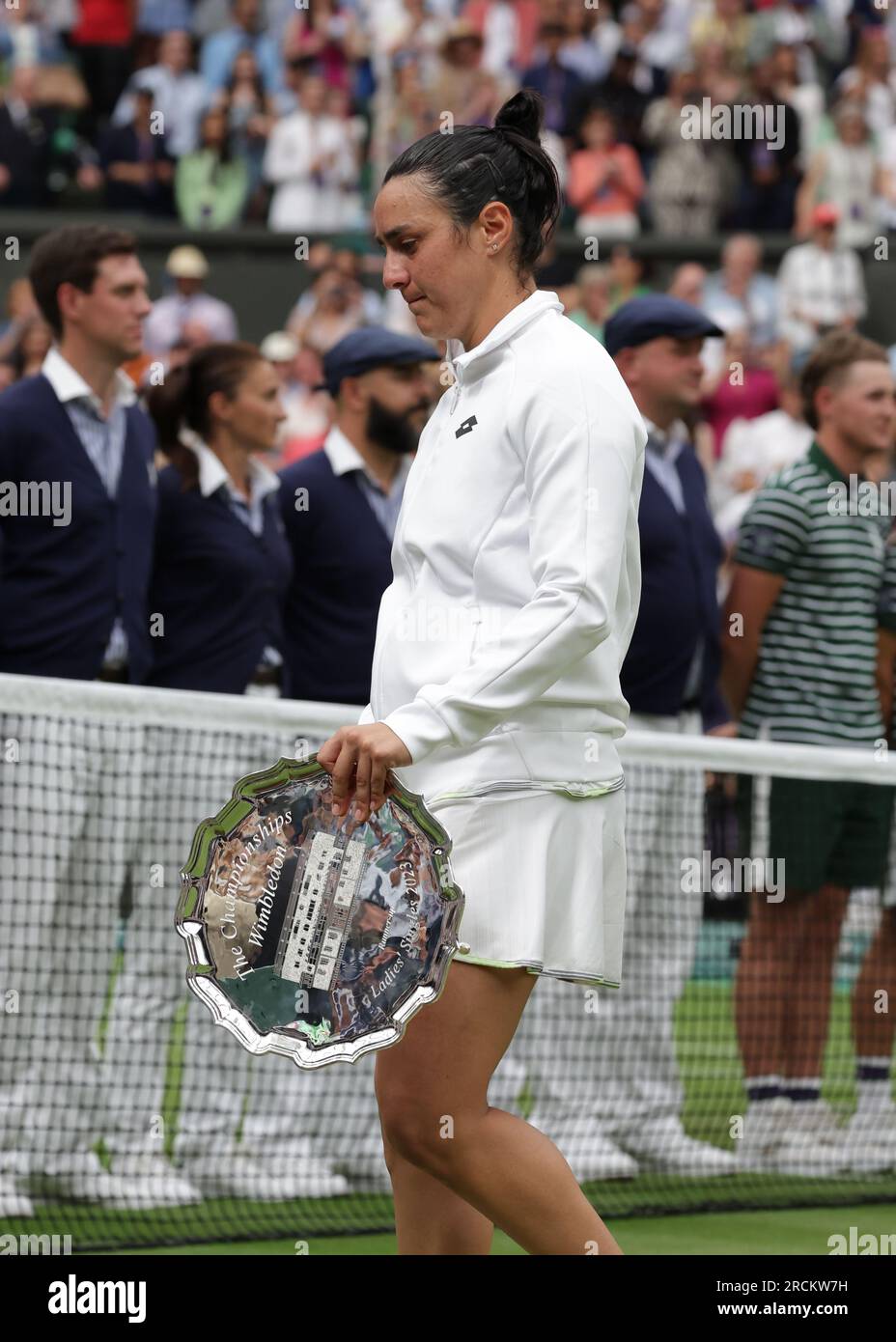 15 juillet 2023 ; All England Lawn tennis and Croquet Club, Londres, Angleterre : tournoi de tennis de Wimbledon ; ONS Jabeur (TUN) revient à sa chaise avec la plaque des finalistes Banque D'Images
