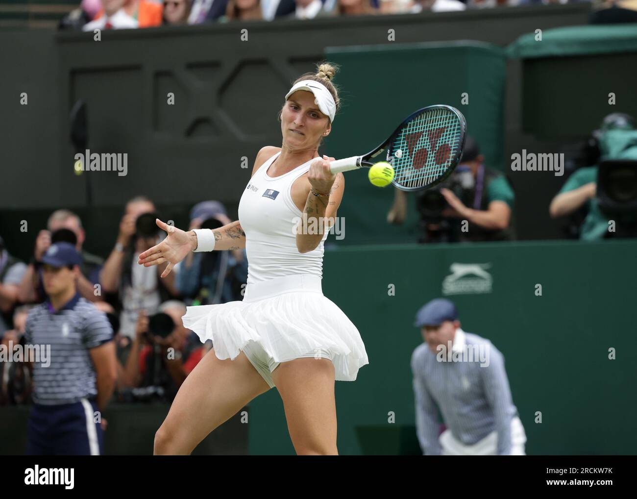 15 juillet 2023 ; All England Lawn tennis and Croquet Club, Londres, Angleterre : tournoi de tennis de Wimbledon ; Marketa Vondrousova (CZE) avec un coup de main à ONS Jabeur (TUN) Banque D'Images