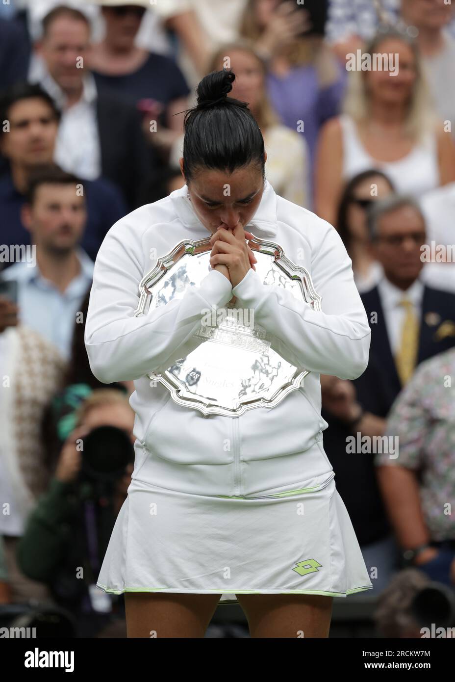 15 juillet 2023 ; All England Lawn tennis and Croquet Club, Londres, Angleterre : tournoi de tennis de Wimbledon ; Un décevant ONS Jabeur (TUN) détient l'assiette des finalistes Banque D'Images