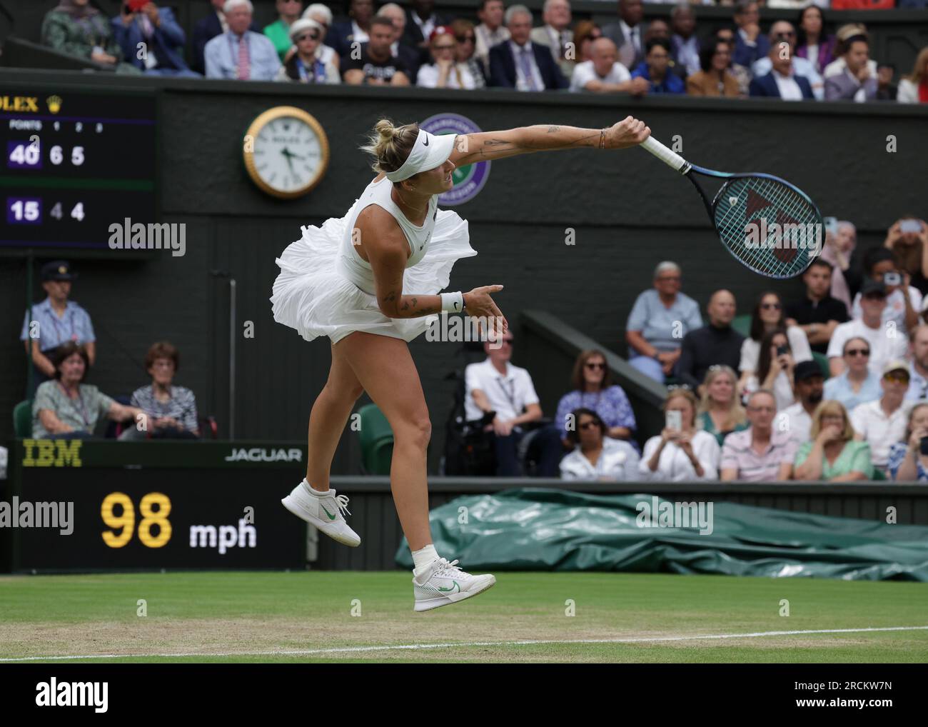 15 juillet 2023 ; All England Lawn tennis and Croquet Club, Londres, Angleterre : tournoi de tennis de Wimbledon ; Marketa Vondrousova (CZE) sert à ONS Jabeur (TUN) Banque D'Images