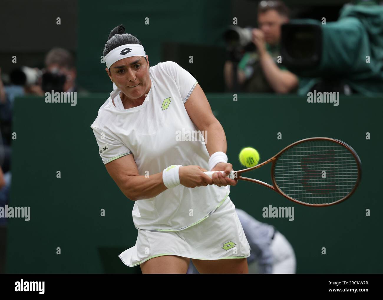 15 juillet 2023 ; All England Lawn tennis and Croquet Club, Londres, Angleterre : Tournoi de tennis de Wimbledon ; ONS Jabeur (TUN) avec un tir de revers à Marketa Vondrousova (CZE) Banque D'Images