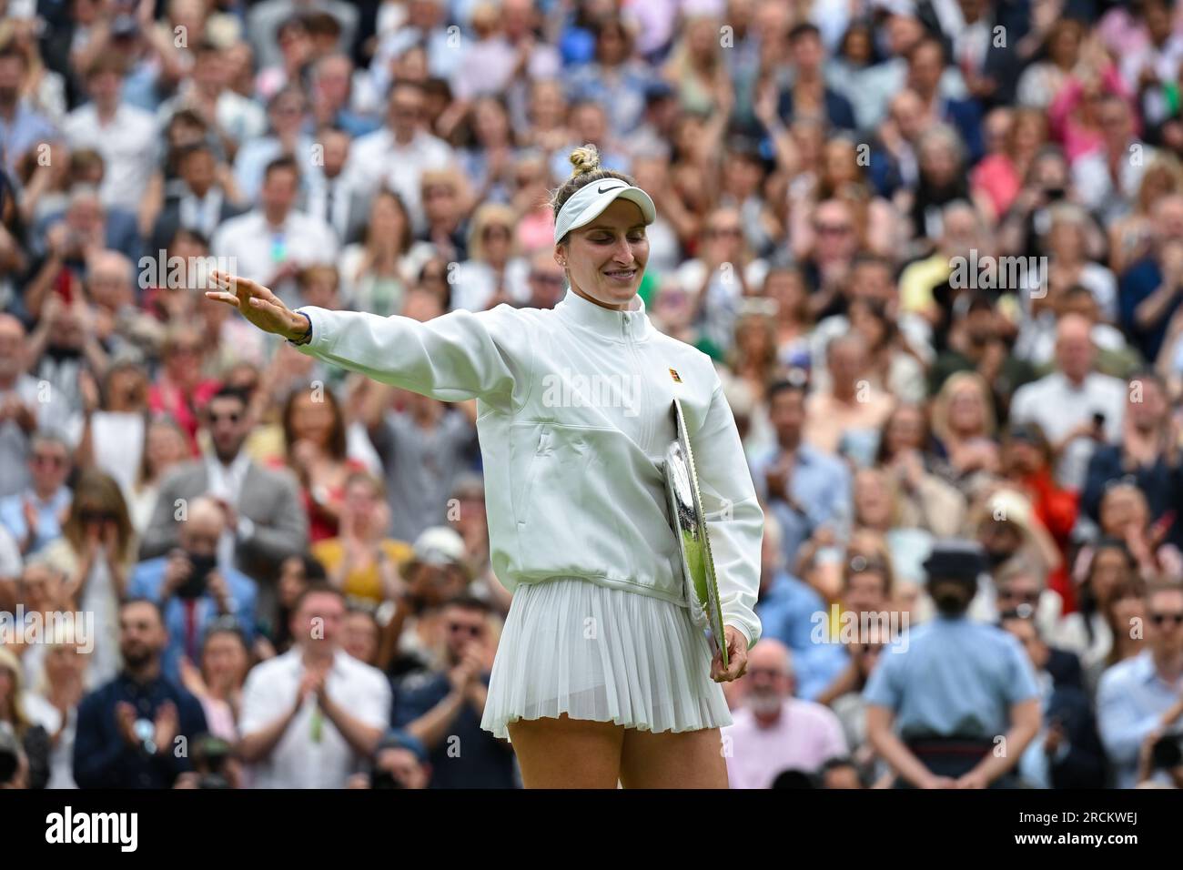 Marketa Vondrousova remporte Wimbledon et son premier titre du Grand Chelem à Londres, en Grande-Bretagne, le 15 juillet 2023. Vondrousova a surmonté ONS Jabeur of Banque D'Images