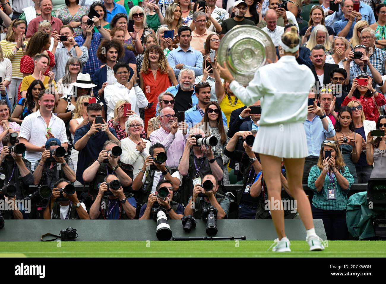 Marketa Vondrousova remporte Wimbledon et son premier titre du Grand Chelem à Londres, en Grande-Bretagne, le 15 juillet 2023. Vondrousova a surmonté ONS Jabeur of Banque D'Images