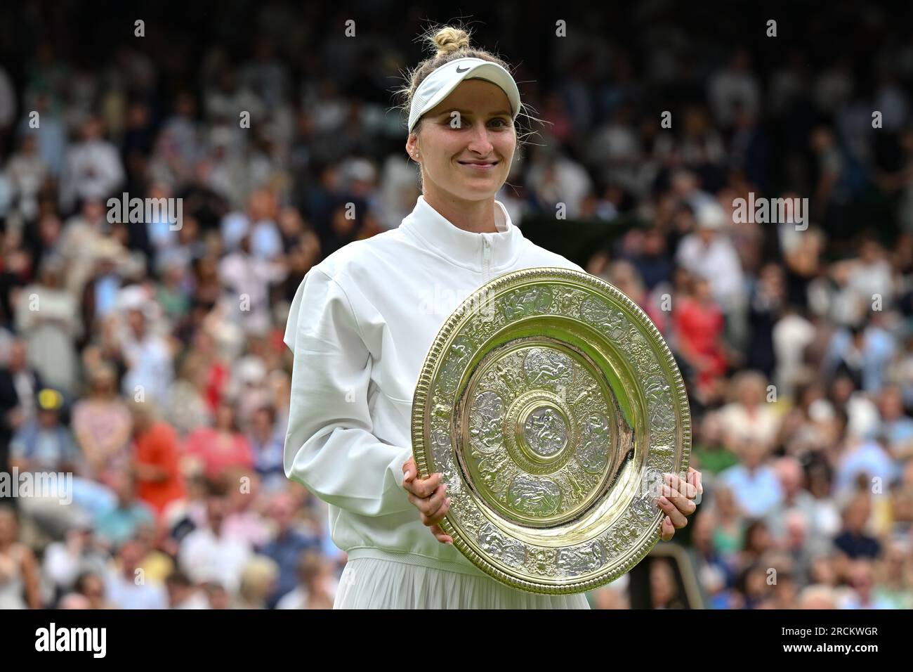Marketa Vondrousova remporte Wimbledon et son premier titre du Grand Chelem à Londres, en Grande-Bretagne, le 15 juillet 2023. Vondrousova a surmonté ONS Jabeur of Banque D'Images