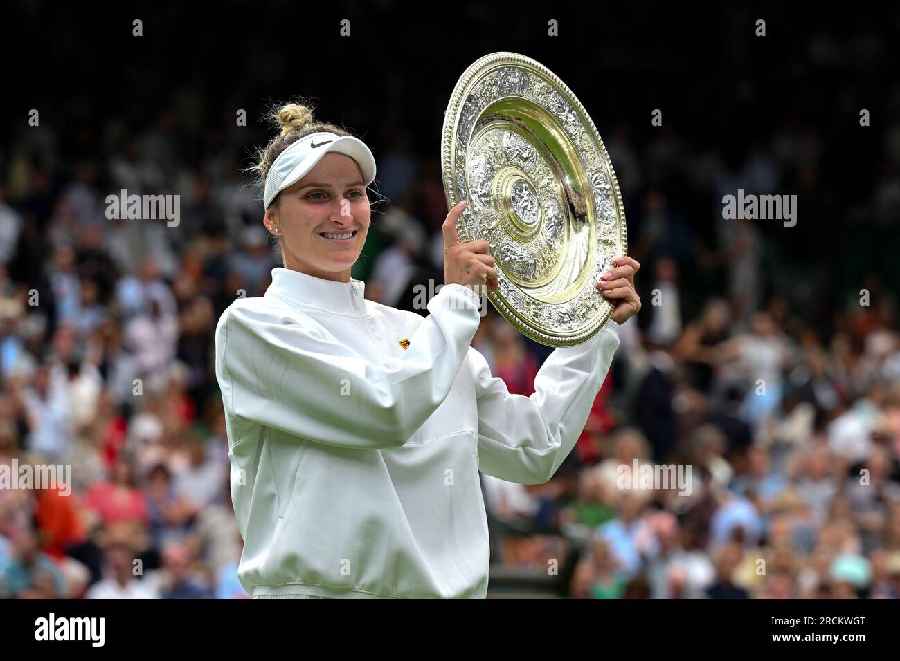 Marketa Vondrousova remporte Wimbledon et son premier titre du Grand Chelem à Londres, en Grande-Bretagne, le 15 juillet 2023. Vondrousova a surmonté ONS Jabeur of Banque D'Images