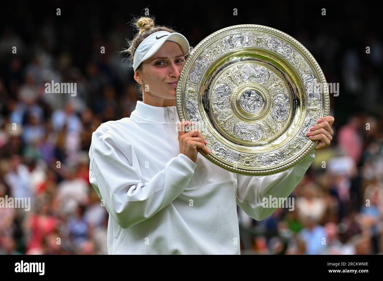 Marketa Vondrousova remporte Wimbledon et son premier titre du Grand Chelem à Londres, en Grande-Bretagne, le 15 juillet 2023. Vondrousova a surmonté ONS Jabeur of Banque D'Images