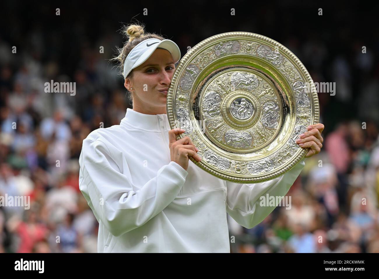 Marketa Vondrousova remporte Wimbledon et son premier titre du Grand Chelem à Londres, en Grande-Bretagne, le 15 juillet 2023. Vondrousova a surmonté ONS Jabeur of Banque D'Images