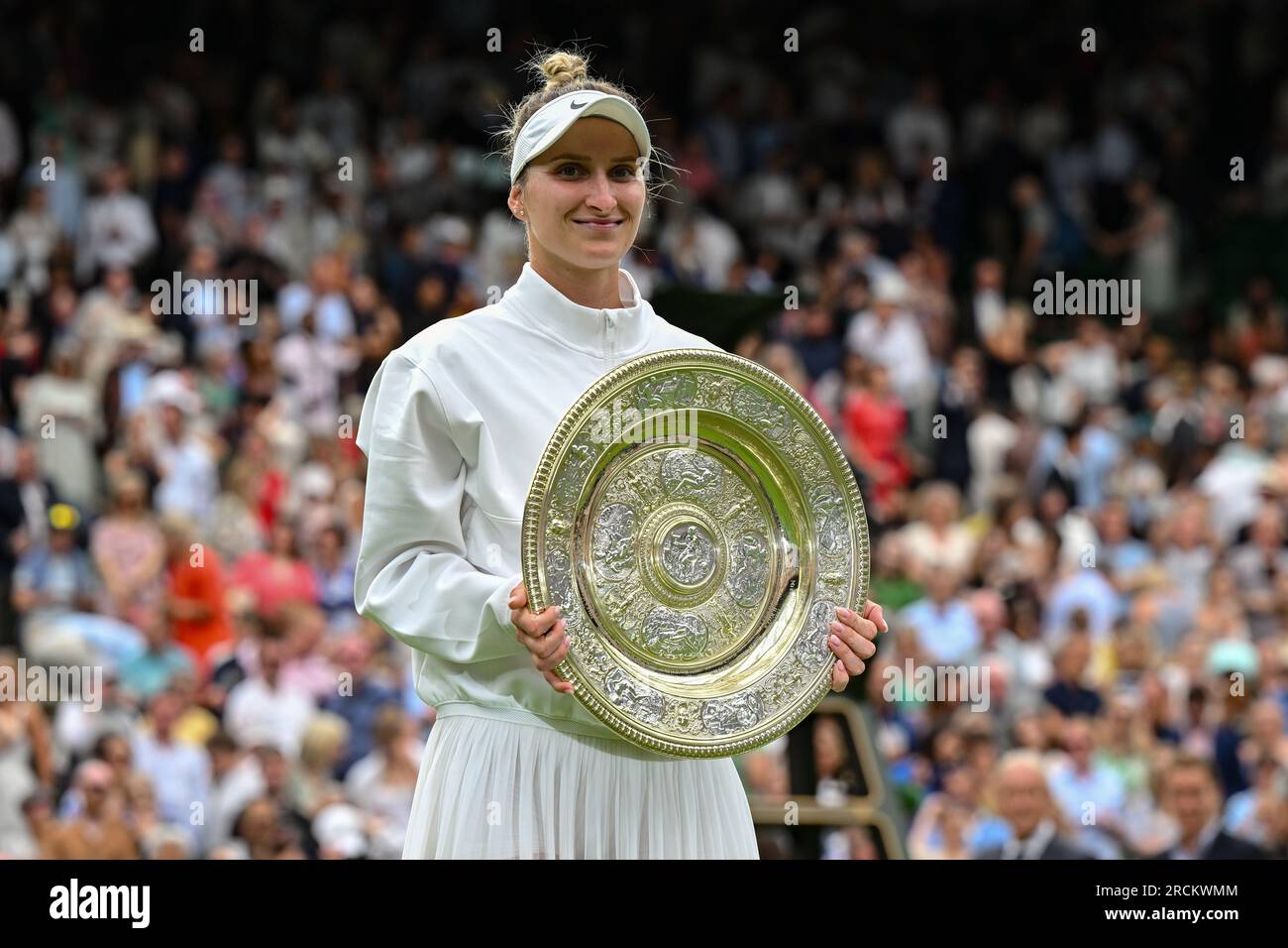 Marketa Vondrousova remporte Wimbledon et son premier titre du Grand Chelem à Londres, en Grande-Bretagne, le 15 juillet 2023. Vondrousova a surmonté ONS Jabeur of Banque D'Images