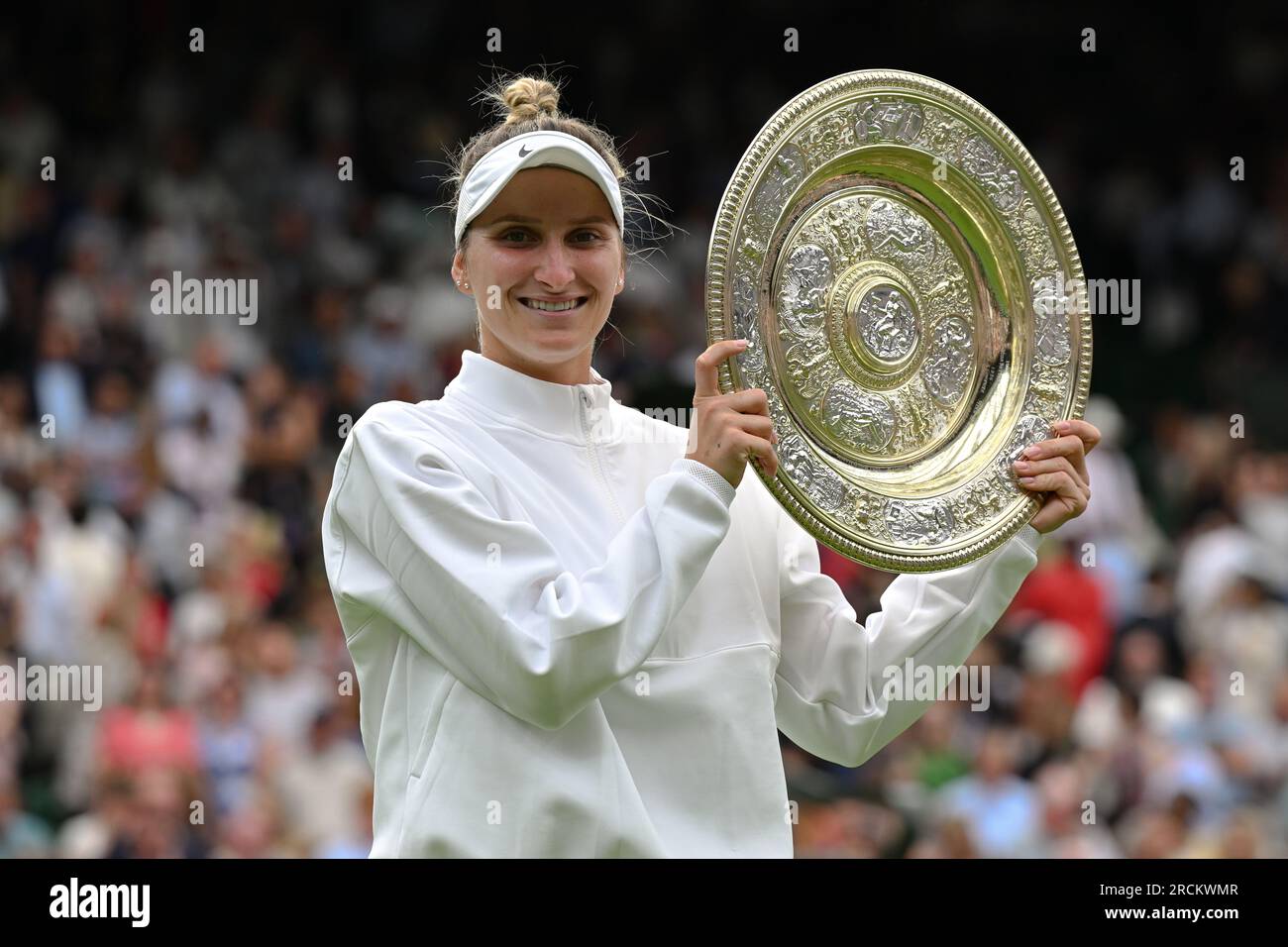Marketa Vondrousova remporte Wimbledon et son premier titre du Grand Chelem à Londres, en Grande-Bretagne, le 15 juillet 2023. Vondrousova a surmonté ONS Jabeur of Banque D'Images