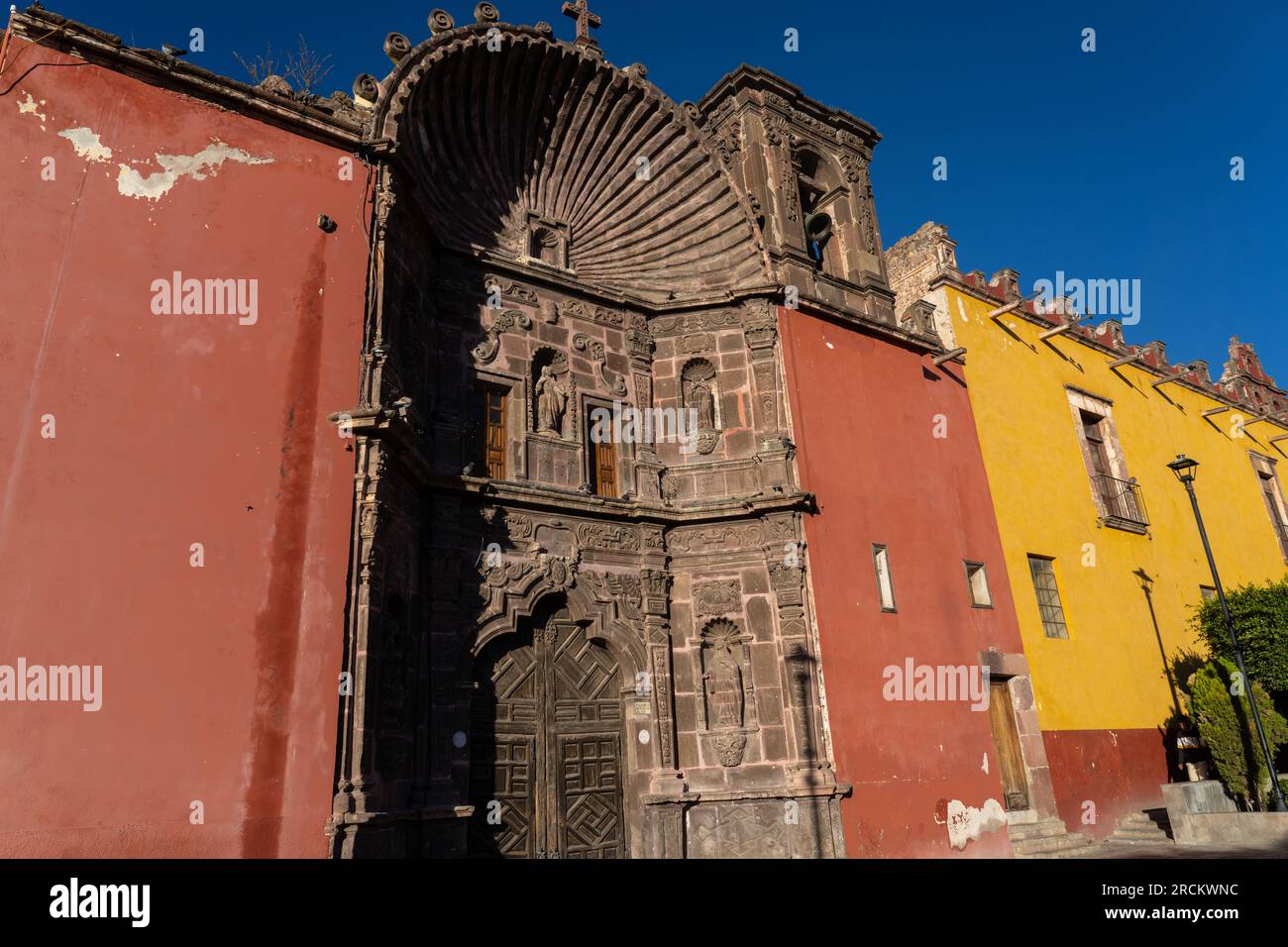 Église notre-Dame de la Santé ou Iglesia Nuestra Señora de la Salud avec la façade géante de style coquillage contre un ciel bleu profond dans le quartier historique de San Miguel de Allende, GTO, Mexique. Banque D'Images