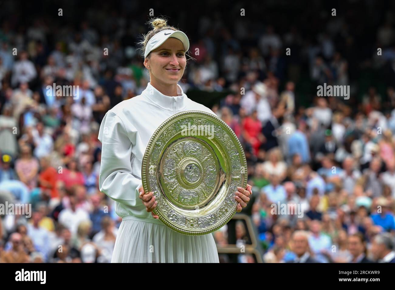 Marketa Vondrousova remporte Wimbledon et son premier titre du Grand Chelem à Londres, en Grande-Bretagne, le 15 juillet 2023. Vondrousova a surmonté ONS Jabeur of Banque D'Images
