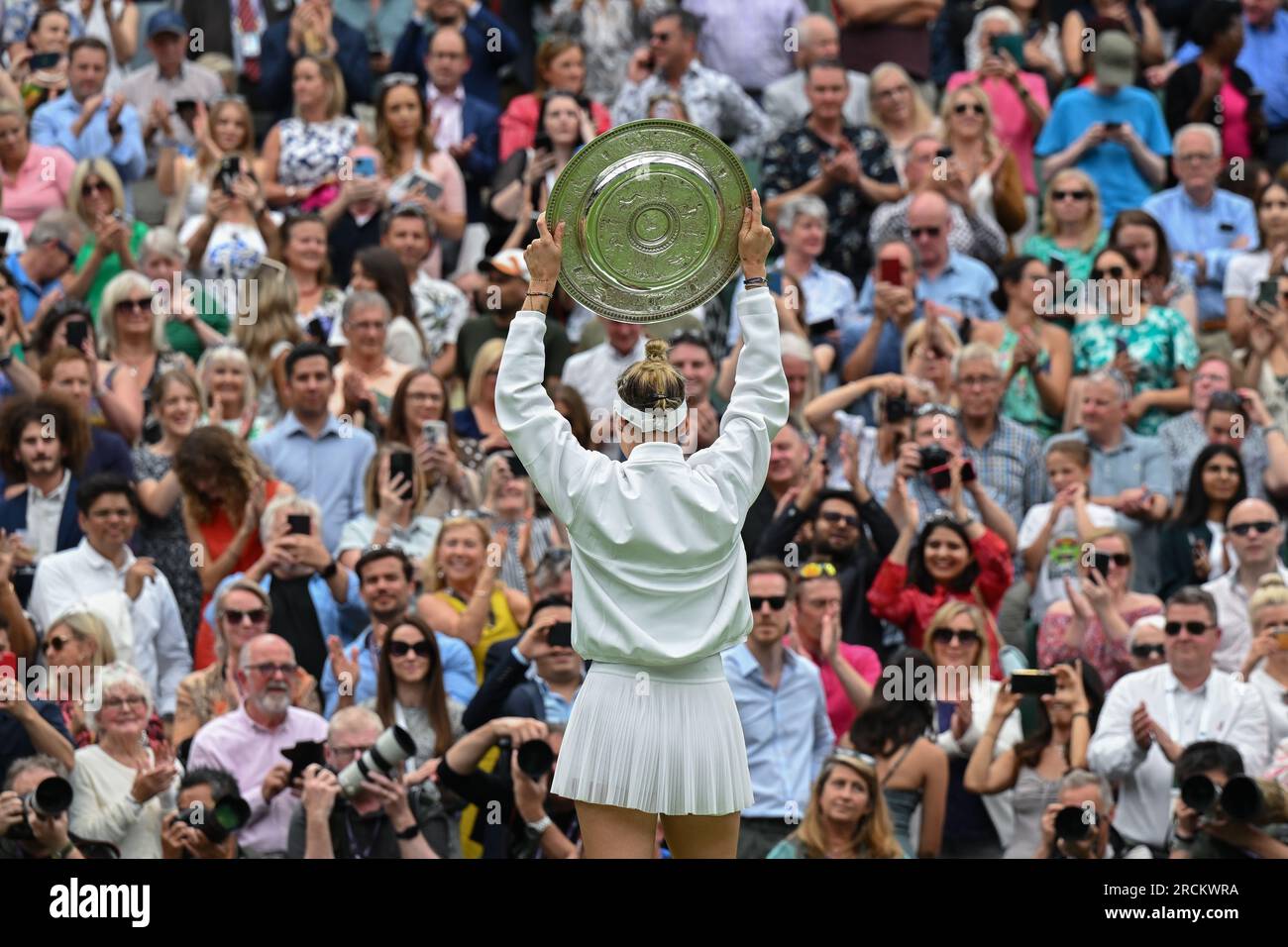 Marketa Vondrousova remporte Wimbledon et son premier titre du Grand Chelem à Londres, en Grande-Bretagne, le 15 juillet 2023. Vondrousova a surmonté ONS Jabeur of Banque D'Images