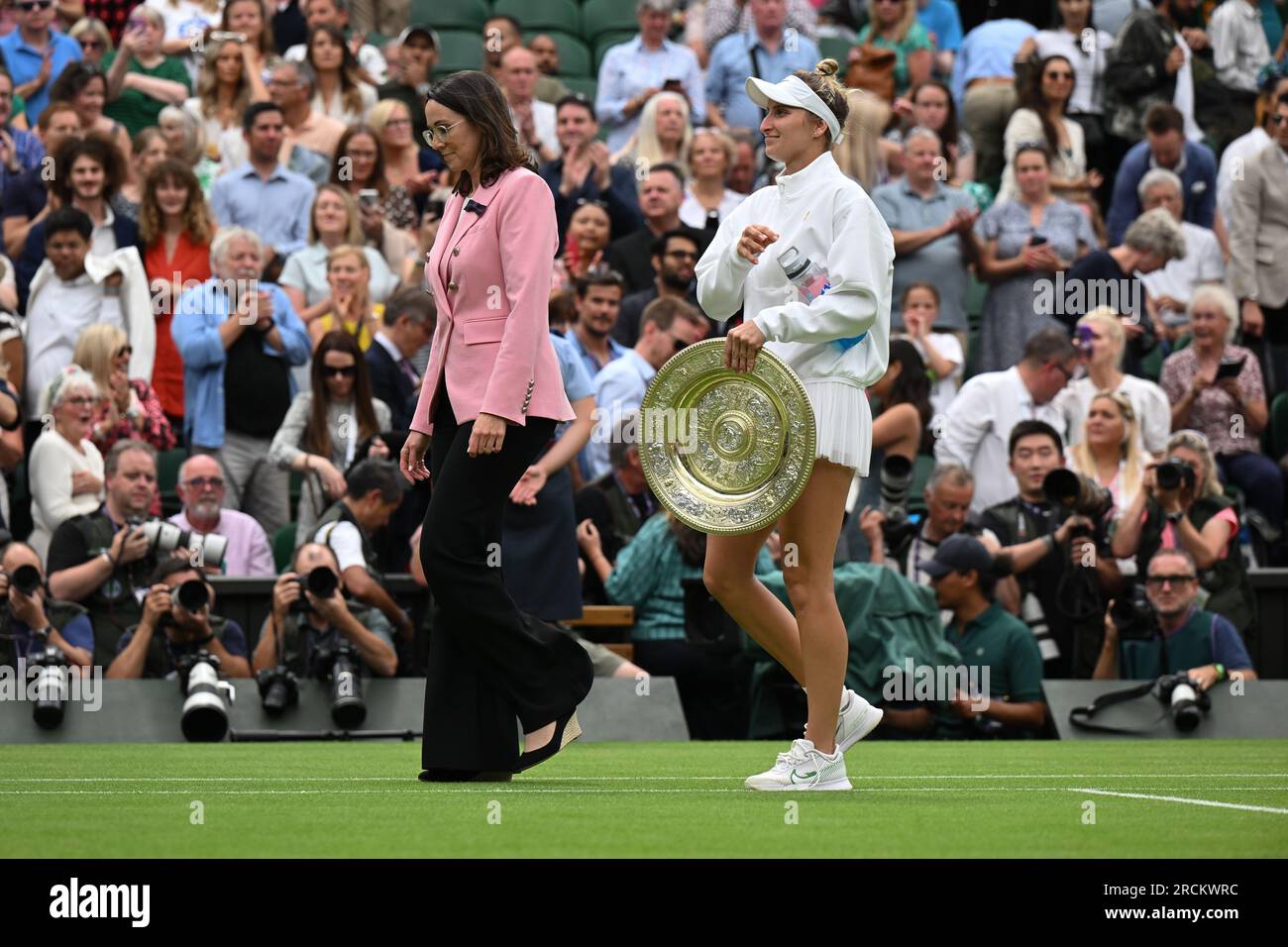 Marketa Vondrousova remporte Wimbledon et son premier titre du Grand Chelem à Londres, en Grande-Bretagne, le 15 juillet 2023. Vondrousova a surmonté ONS Jabeur of Banque D'Images