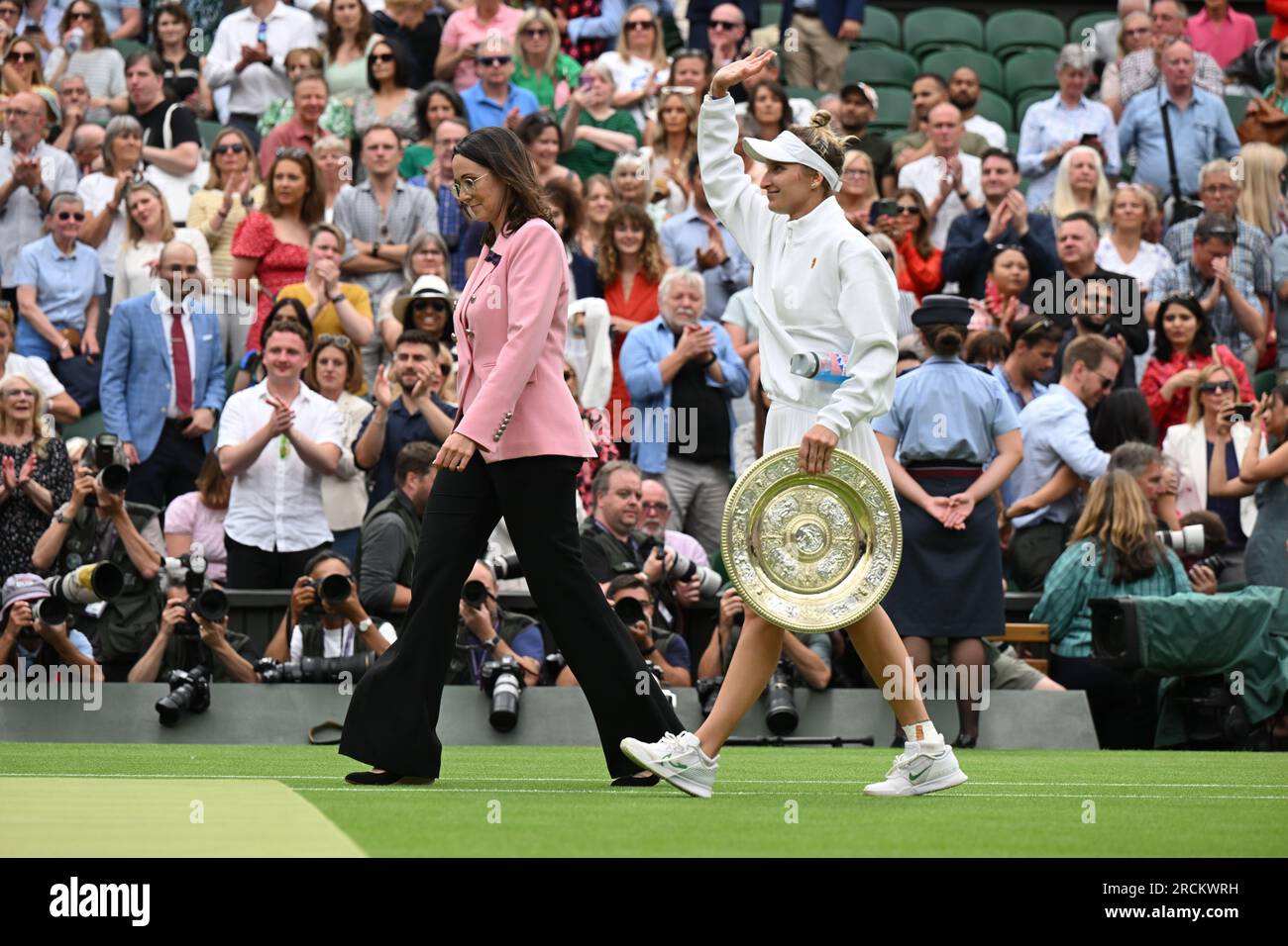 Marketa Vondrousova remporte Wimbledon et son premier titre du Grand Chelem à Londres, en Grande-Bretagne, le 15 juillet 2023. Vondrousova a surmonté ONS Jabeur of Banque D'Images
