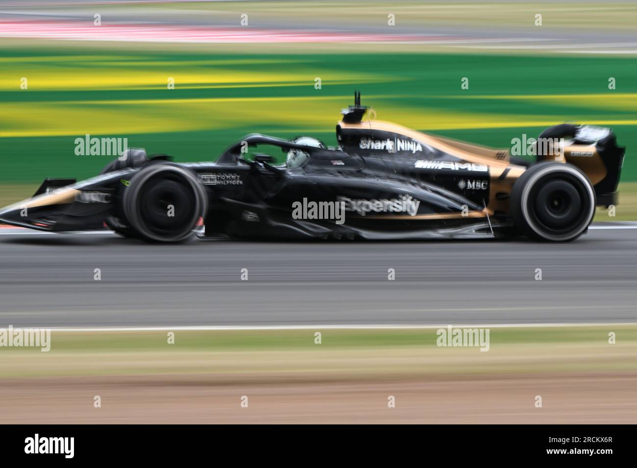 8 juillet 2023 : circuit de Silverstone, Northamptonshire, Angleterre : Formula 1 2023 Aramco British F1 Grand Prix : Journée de qualification ; Brad Pitt conduit une F2 personnalisée autour du circuit de Silverstone pendant le tournage de son nouveau film - une image panoramique floue Banque D'Images