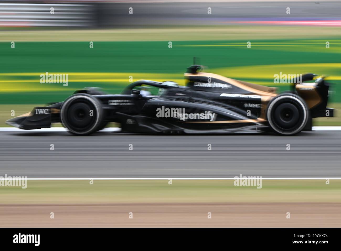 8 juillet 2023 : circuit de Silverstone, Northamptonshire, Angleterre : Formula 1 2023 Aramco British F1 Grand Prix : Journée de qualification ; Brad Pitt conduit une F2 personnalisée autour du circuit de Silverstone pendant le tournage de son nouveau film - une image panoramique floue Banque D'Images
