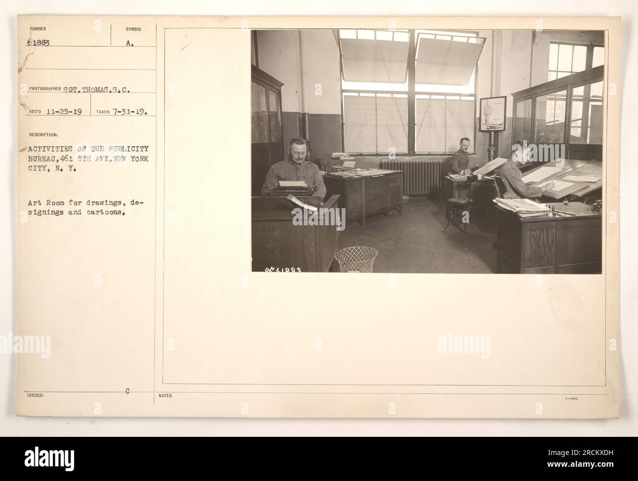 Salle d'art au Publicity Bureau, situé à 461 8th Ave., New York City, New York Cette salle est utilisée pour créer des dessins, des dessins et des dessins animés liés aux activités militaires pendant la première Guerre mondiale. Symbole A : photographe SOT. Thomas S. C. Rect, date de publication 11-25-19, Taren 7-31-19. Banque D'Images