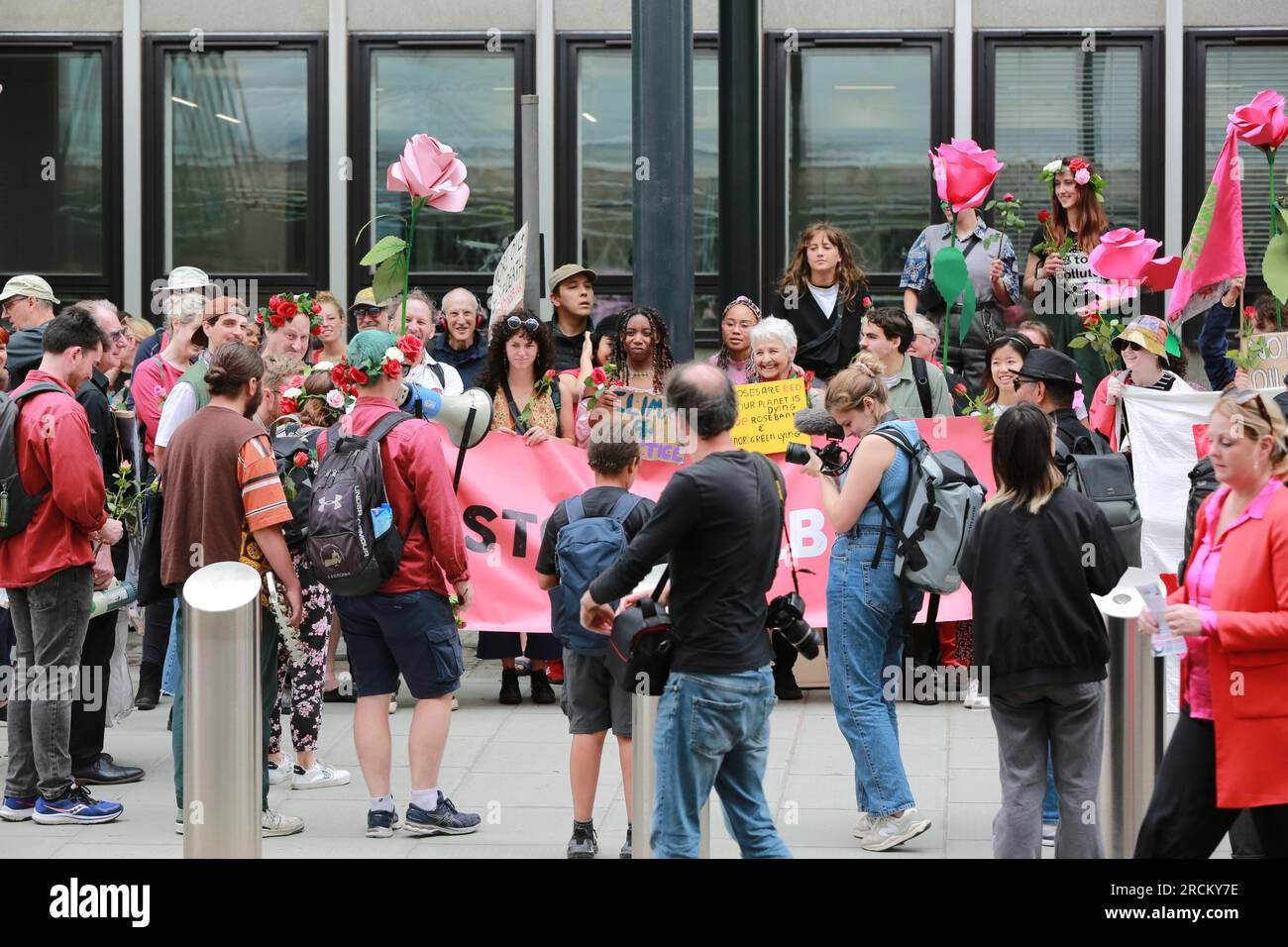 Londres, Royaume-Uni. 15 juillet 2023. marche « Stop Rosebank » dans le centre de Londres organisée par Fossil Free London. Mars du ministère de la sécurité énergétique et de Net Zero à Equinor UK. Le géant pétrolier norvégien Equinor veut forer du pétrole dans l'immense champ pétrolifère de Rosebank. Rosebank est le plus grand champ pétrolifère non développé de la mer du Nord. Crédit : Waldemar Sikora/Alamy Live News Banque D'Images