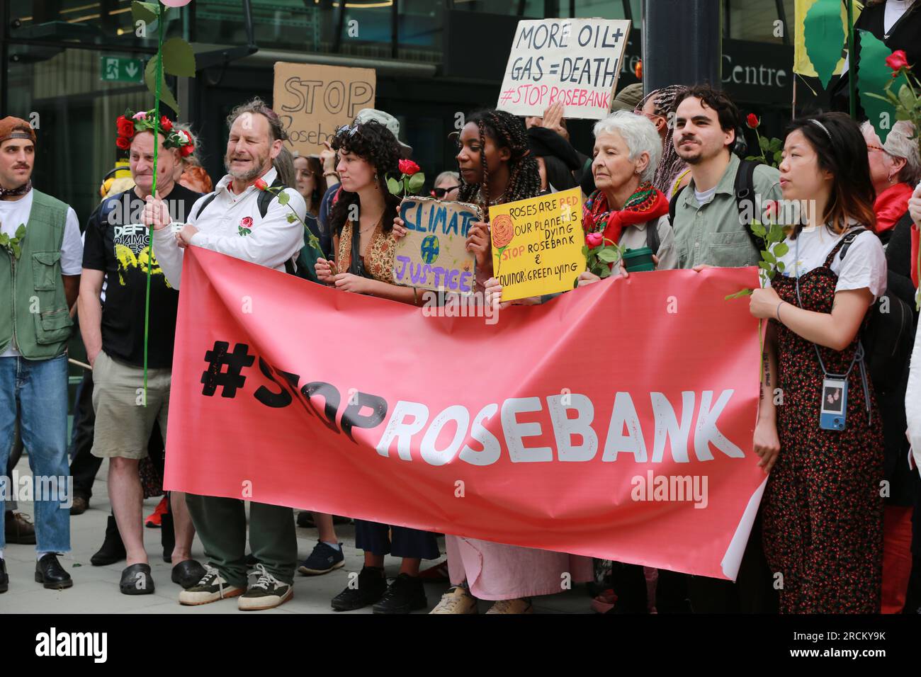 Londres, Royaume-Uni. 15 juillet 2023. marche « Stop Rosebank » dans le centre de Londres organisée par Fossil Free London. Mars du ministère de la sécurité énergétique et de Net Zero à Equinor UK. Le géant pétrolier norvégien Equinor veut forer du pétrole dans l'immense champ pétrolifère de Rosebank. Rosebank est le plus grand champ pétrolifère non développé de la mer du Nord. Crédit : Waldemar Sikora/Alamy Live News Banque D'Images