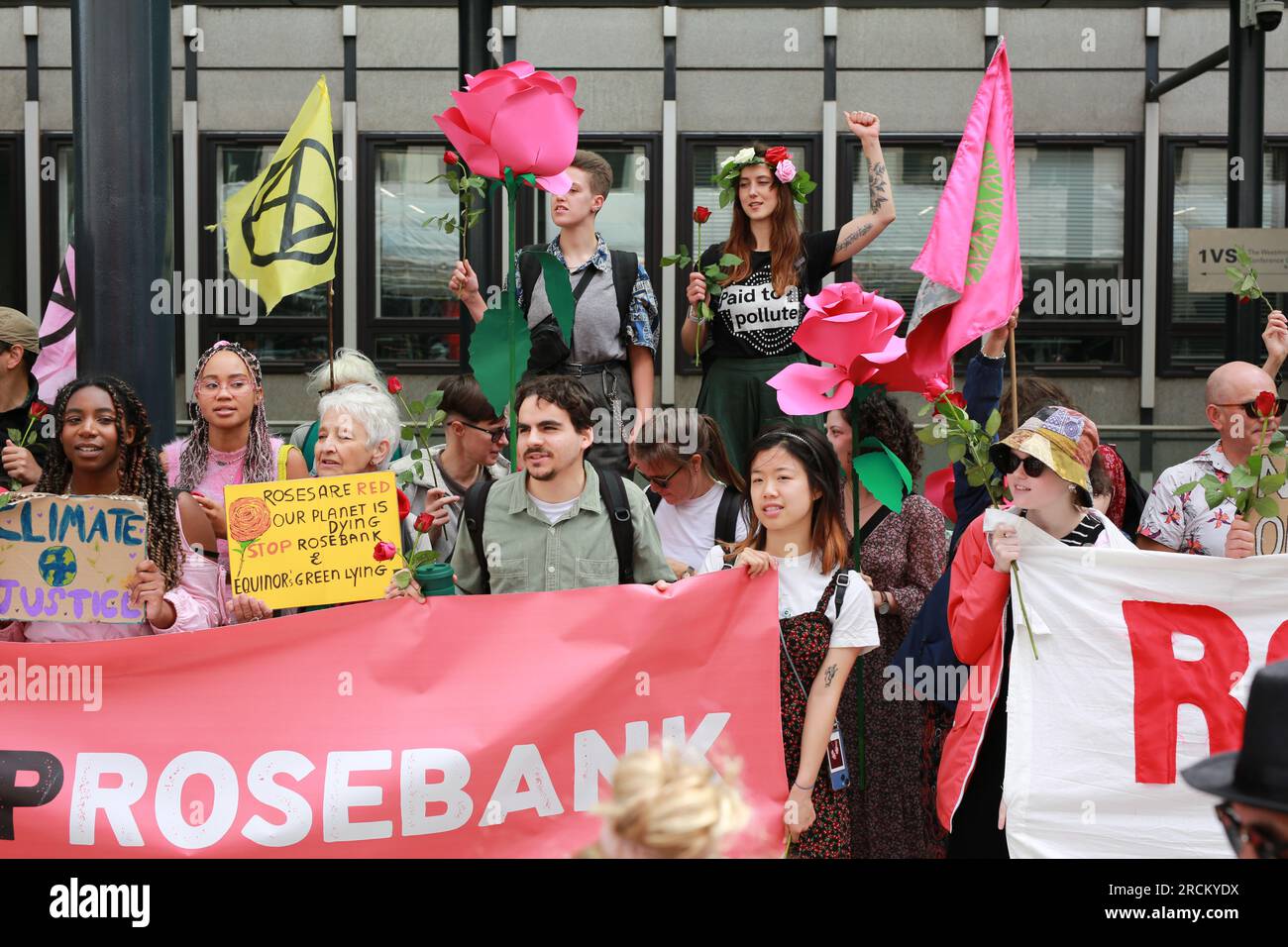 Londres, Royaume-Uni. 15 juillet 2023. marche « Stop Rosebank » dans le centre de Londres organisée par Fossil Free London. Mars du ministère de la sécurité énergétique et de Net Zero à Equinor UK. Le géant pétrolier norvégien Equinor veut forer du pétrole dans l'immense champ pétrolifère de Rosebank. Rosebank est le plus grand champ pétrolifère non développé de la mer du Nord. Crédit : Waldemar Sikora/Alamy Live News Banque D'Images