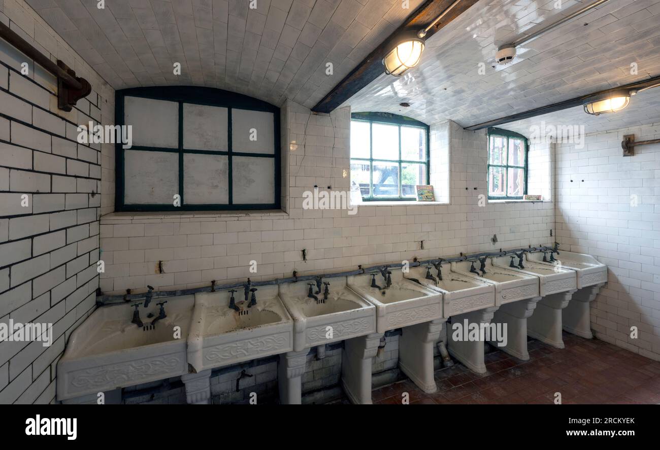Middleport Pottery, Middleport, Stoke-on-Trent, Staffordshire, Angleterre, Royaume-Uni - intérieur de la maison de bain des travailleurs montrant des lavabos originaux. Banque D'Images