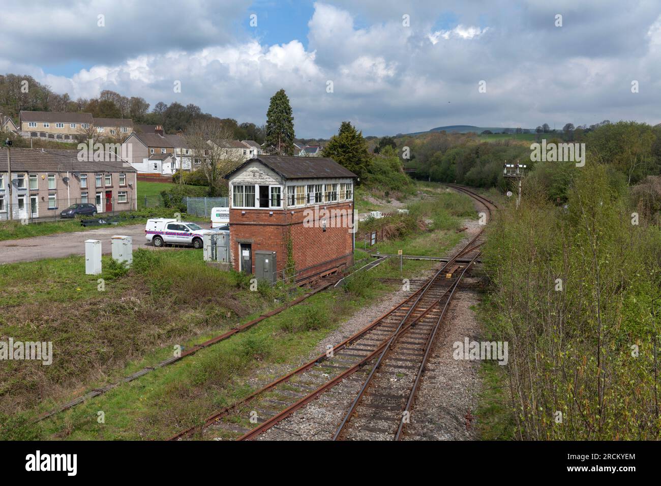 Boîte de signalisation ferroviaire Tondu et signal de support mécanique sur l'embranchement de la ligne Masteg, Galles du Sud, Royaume-Uni Banque D'Images