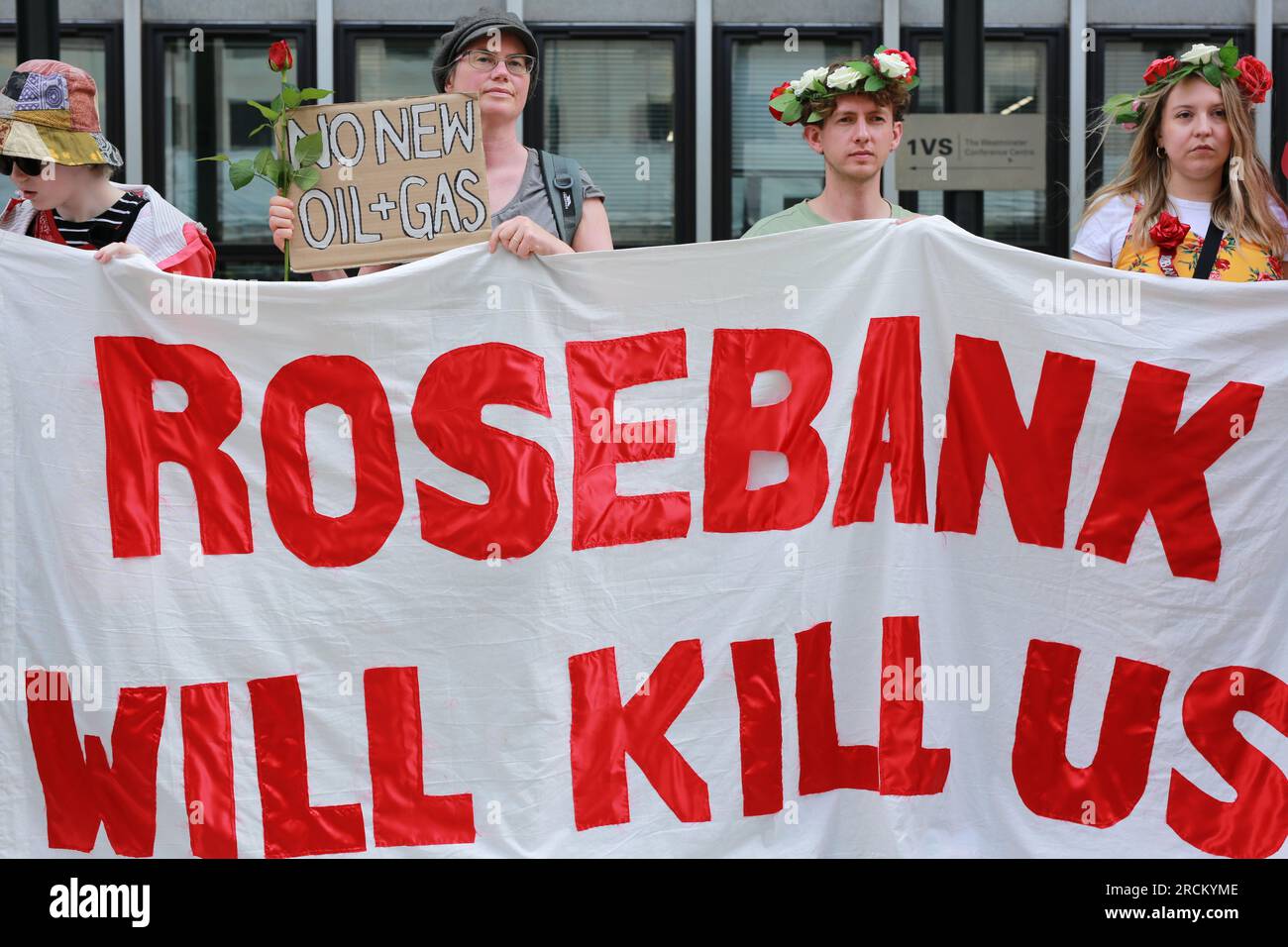 Londres, Royaume-Uni. 15 juillet 2023. marche « Stop Rosebank » dans le centre de Londres organisée par Fossil Free London. Mars du ministère de la sécurité énergétique et de Net Zero à Equinor UK. Le géant pétrolier norvégien Equinor veut forer du pétrole dans l'immense champ pétrolifère de Rosebank. Rosebank est le plus grand champ pétrolifère non développé de la mer du Nord. Crédit : Waldemar Sikora/Alamy Live News Banque D'Images