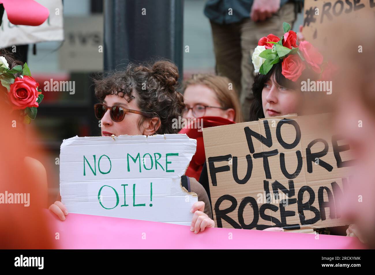 Londres, Royaume-Uni. 15 juillet 2023. marche « Stop Rosebank » dans le centre de Londres organisée par Fossil Free London. Mars du ministère de la sécurité énergétique et de Net Zero à Equinor UK. Le géant pétrolier norvégien Equinor veut forer du pétrole dans l'immense champ pétrolifère de Rosebank. Rosebank est le plus grand champ pétrolifère non développé de la mer du Nord. Crédit : Waldemar Sikora/Alamy Live News Banque D'Images