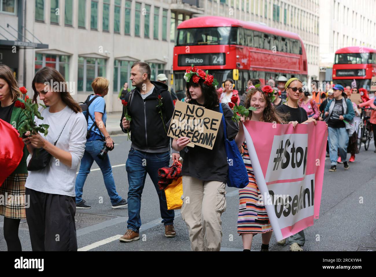 Londres, Royaume-Uni. 15 juillet 2023. marche « Stop Rosebank » dans le centre de Londres organisée par Fossil Free London. Mars du ministère de la sécurité énergétique et de Net Zero à Equinor UK. Le géant pétrolier norvégien Equinor veut forer du pétrole dans l'immense champ pétrolifère de Rosebank. Rosebank est le plus grand champ pétrolifère non développé de la mer du Nord. Crédit : Waldemar Sikora/Alamy Live News Banque D'Images