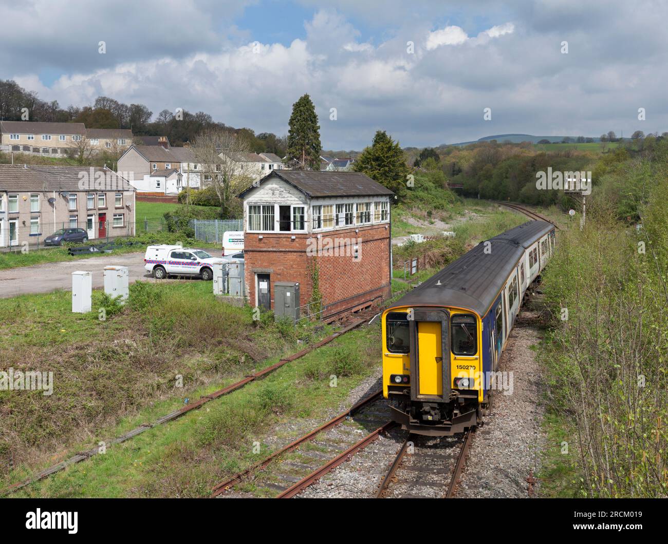 Classe 150 DMU train150270 passant par le signal du support mécanique du quadrant inférieur et le boîtier de signalisation à Tondu, pays de Galles du sud, Royaume-Uni Banque D'Images