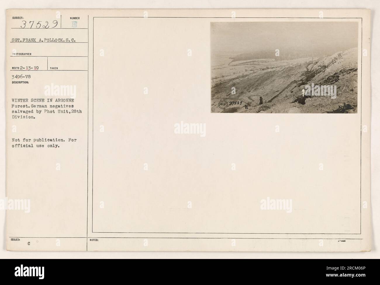 Scène d'hiver dans la forêt d'Argonne, capturée par l'unité de photos de la 28e Division. La photographie montre un paysage ensoleillé couvert de neige, avec des arbres et des arbustes créant une toile de fond pittoresque. Ces négatifs allemands ont été récupérés par l'unité pendant la première Guerre mondiale Image non destinée à la publication, uniquement pour un usage officiel. Banque D'Images