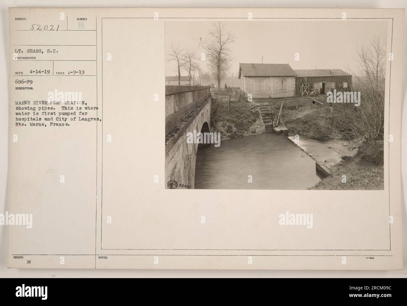 La station de pompage de la Marne, située en haute Marne, est responsable du pompage de l’eau pour les hôpitaux et la ville de Langres. La photographie capture les tuyaux et les infrastructures de la station. Prise le 9 janvier 1919 et reçue le 14 avril 1919, l'image fait partie de la collection du lieutenant Sears (numéro de photographe : 52021). Une note connexe avec la description est numérotée 52031. Banque D'Images