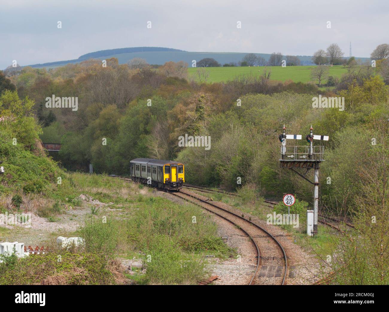 Classe 150 DMU train150270 passant le signal du support mécanique du quadrant inférieur à Tondu, au sud du pays de Galles Banque D'Images
