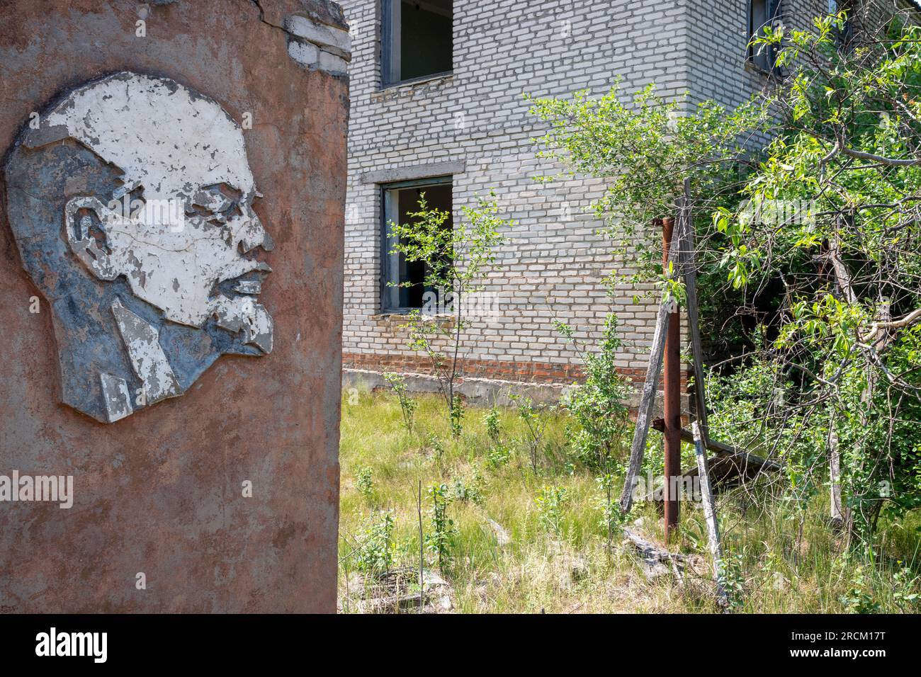 Image de Lénine dans la zone d'exclusion de la Biélorussie sur fond d'un bâtiment abandonné Banque D'Images