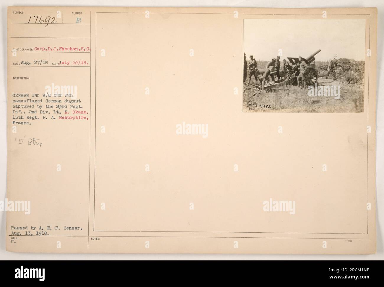 Cette photographie, numérotée 17692, a été prise par Corp.D.J. Sheehan le 20 juillet 1918. Il représente un canon allemand de 150 mm et un pirogue allemand camouflé qui ont été capturés par le 23e régiment d'infanterie, 2e division, sous le commandement du lieutenant R. Okane. Il a été pris à Beaurpaire, France. La photographie a été approuvée par l'A.E.F. Censurer le 13 août 1918. Banque D'Images
