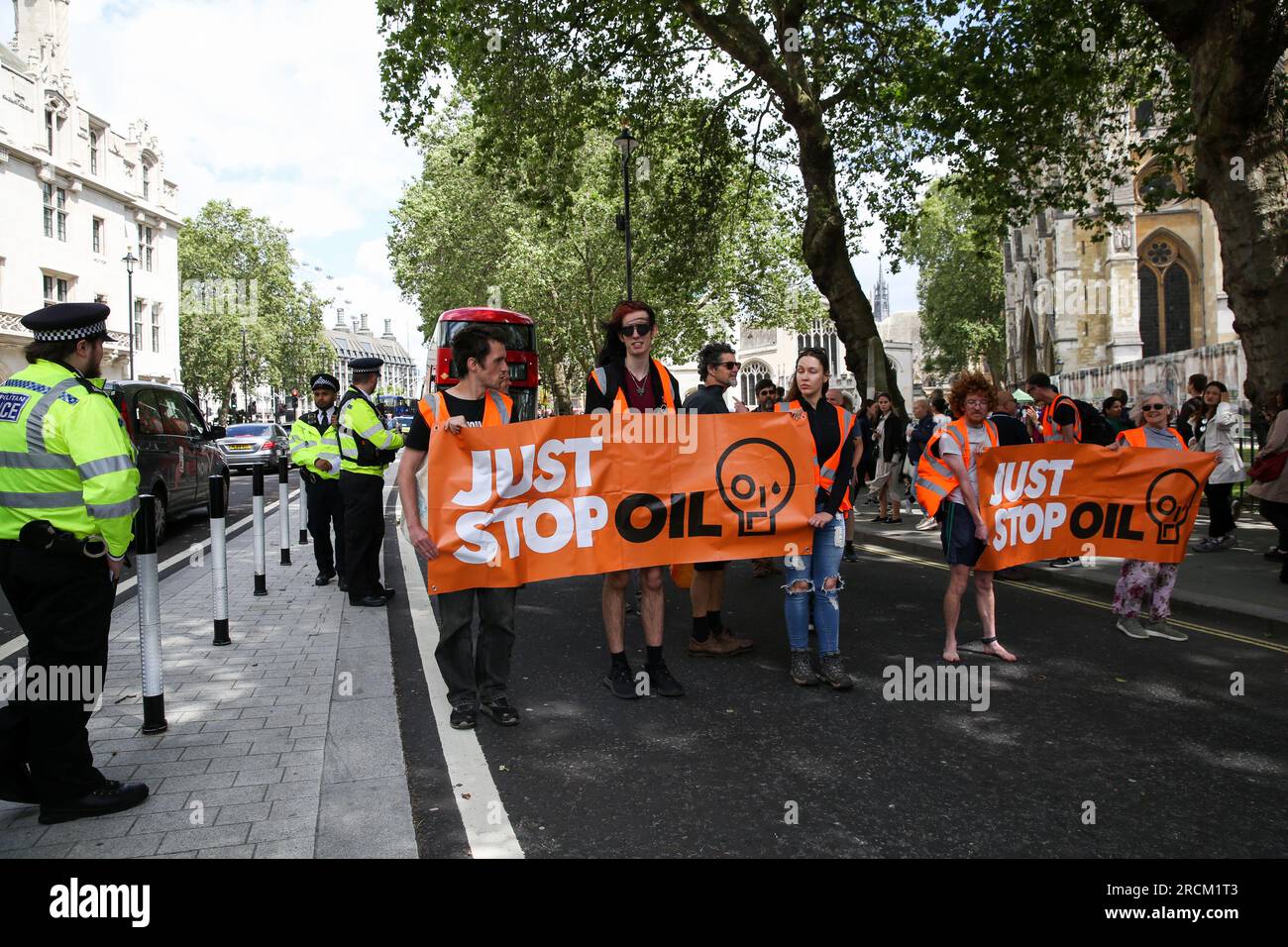 Londres, Royaume-Uni. 15 juillet 2023. Des membres du groupe Just Stop Oil avec des banderoles manifestent à Westminster. Les militants de Just Stop Oil complotent pour paralyser Londres la semaine prochaine avec une série de manifestations de masse. Crédit : SOPA Images Limited/Alamy Live News Banque D'Images