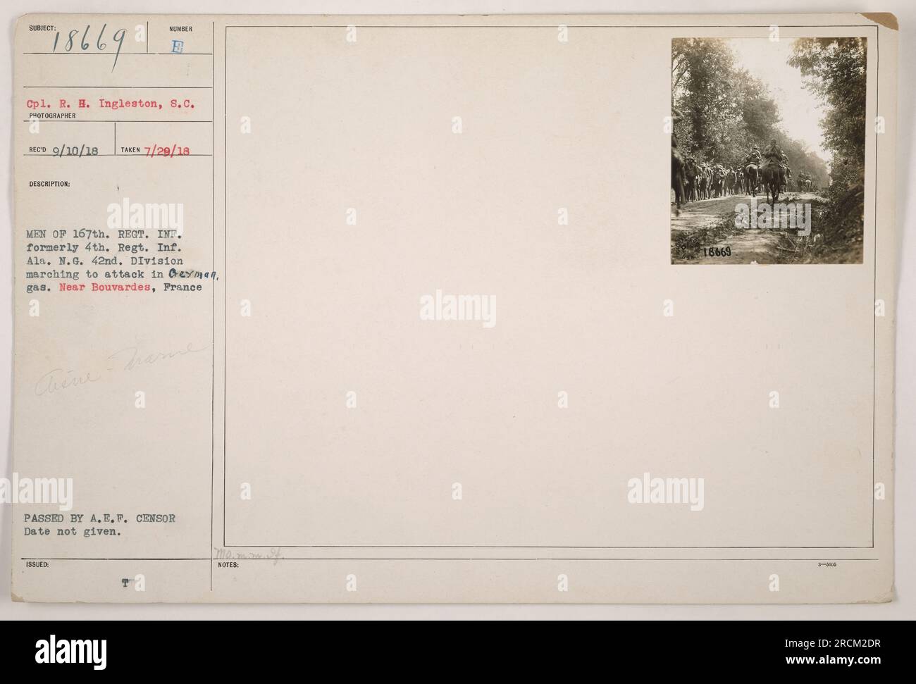 Légende : Cpl. R. H. Ingleston, S.C., soldats de premier plan du 167th Regt. INF., anciennement 4th Regt. INF., ALS. N.G. 42nd Division, alors qu'ils marchent vers une attaque au gaz sur le territoire allemand près de Bouvardes, France pendant la première Guerre mondiale La photographie a été prise le 29 juillet 1918 et approuvée par le censeur de l'A.E.F. Banque D'Images