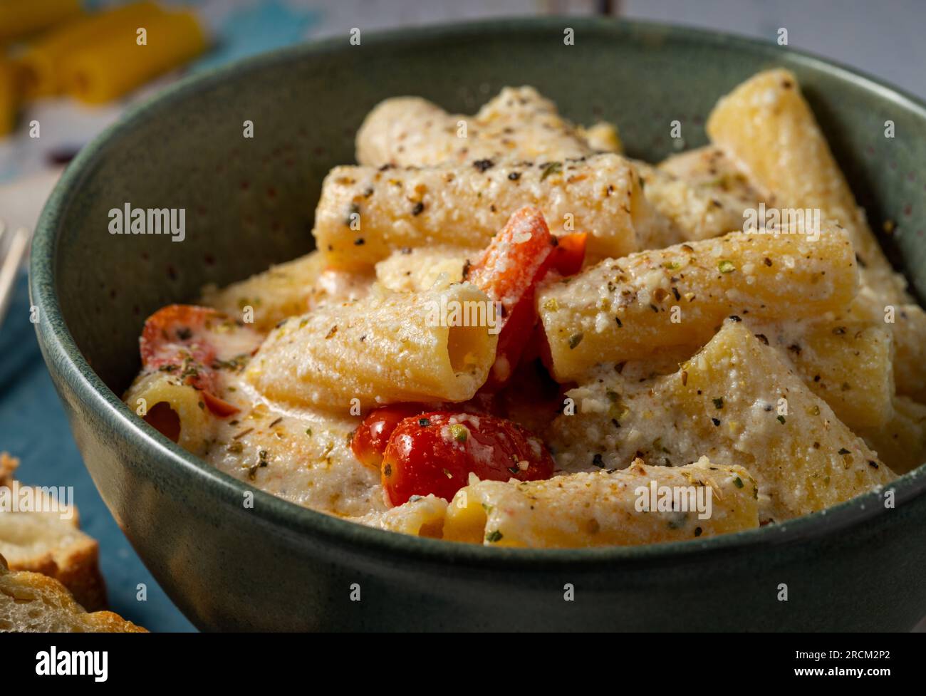 Pâtes rigatoni avec tomatos aux cerises et sauce ricotta. Prise de vue en studio. Banque D'Images