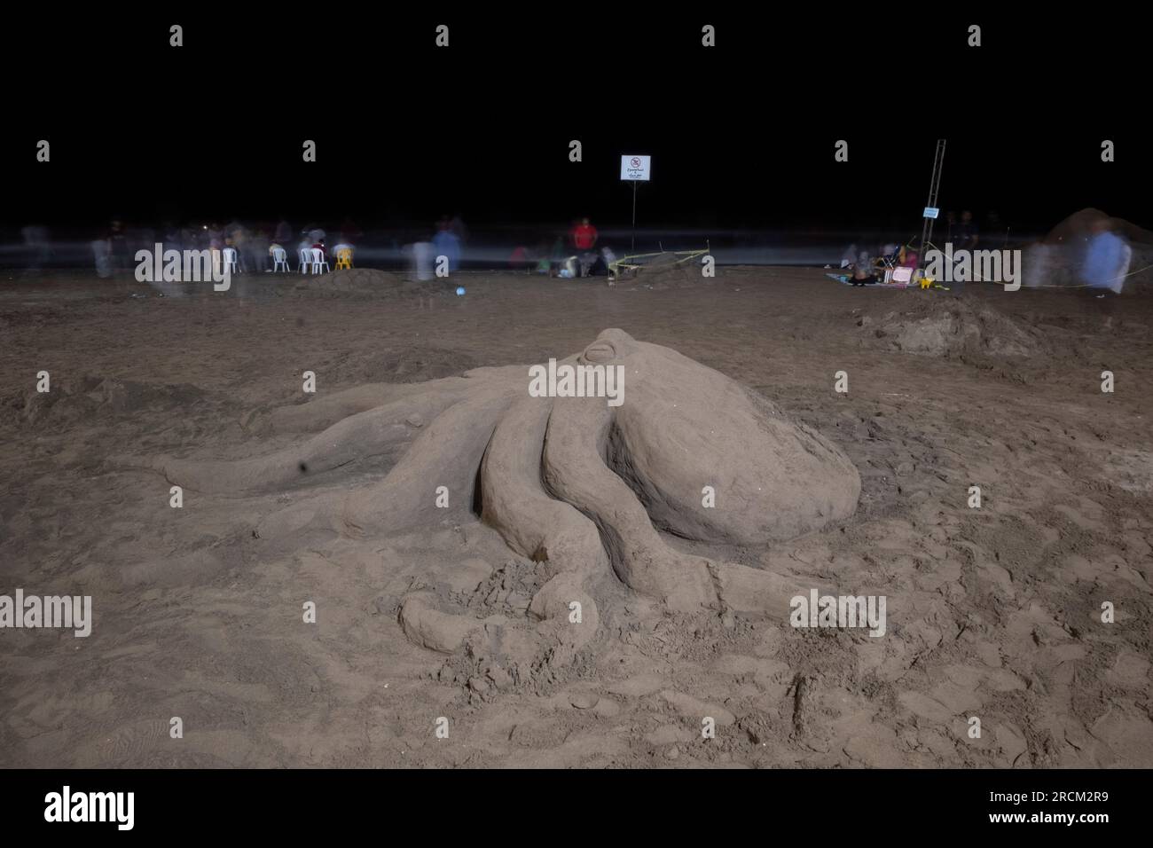 Une sculpture de sable est photographiée lors du Festival national de sculpture de sable de Babolsar, situé sur la côte sud de la mer Caspienne dans la province de Mazandaran, à 235 km (146 miles) au nord de Téhéran, le 13 juillet 2023. La ville de Babolsar, située dans la province de Mazandaran au nord de l’Iran, accueille un festival de sculptures sur sable qui met en valeur la créativité et le talent des artistes locaux. Cet événement unique offre l'occasion d'assister à des sculptures de sable complexes créées par des artistes qualifiés utilisant uniquement du sable et de l'eau, célébrant le riche patrimoine culturel et la diversité artistique de l'Iran. (Phot Banque D'Images