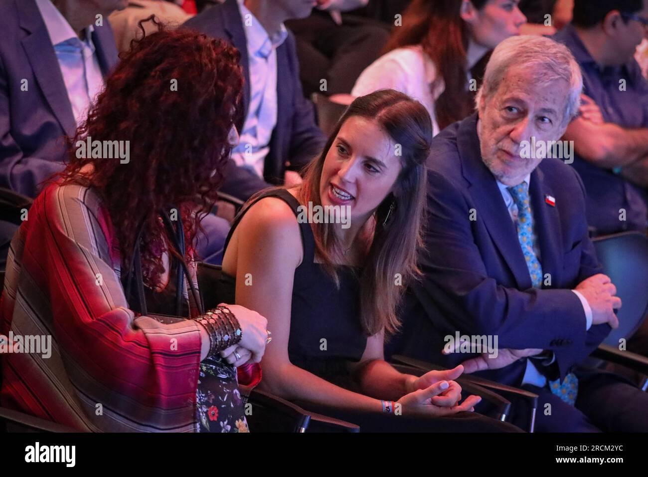 Madrid, Espagne. 15 juillet 2023. Madrid, Espagne. 15 juillet 2023. Irene Montero, ministre de l'égalité du gouvernement espagnol, accueille un invité à l'événement à Casa de América. Profitant de la visite à Madrid du Président de la République du Chili. Gabriel Boric, Casa de América et l'ambassade du Chili à Madrid ont organisé un acte commémorant le prochain 50e anniversaire du coup d'État dans ce pays sud-américain intitulé : « mémoire et avenir 50 ans après le coup d'État ». Coup d'État dirigé par le général Augusto Pinochet contre le président Salvador Allende. Banque D'Images