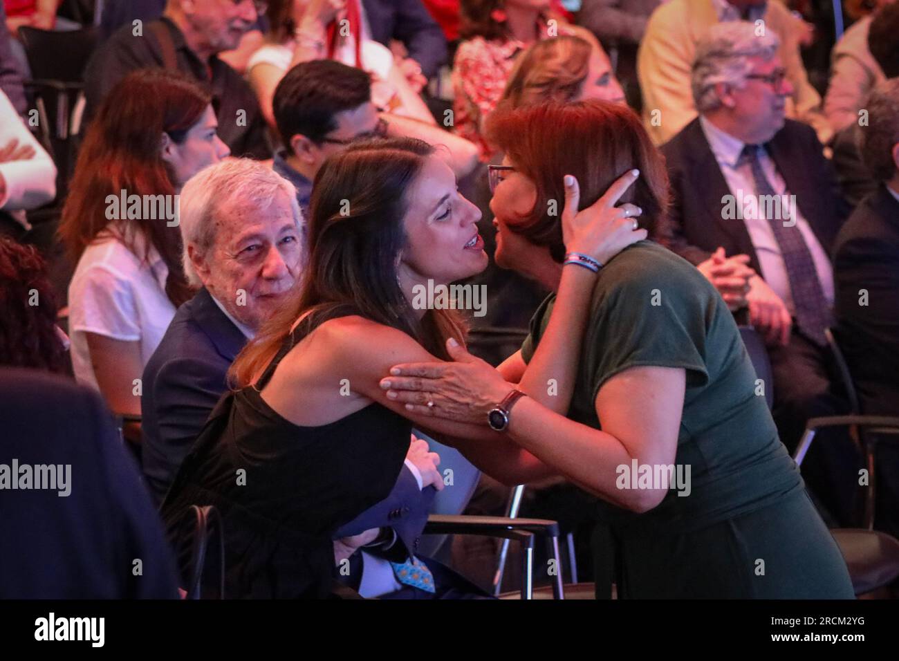 Madrid, Espagne. 15 juillet 2023. Irene Montero (C), ministre de l'égalité du gouvernement espagnol, accueille un invité à l'événement lors de la cérémonie à Casa de América. Profitant de la visite à Madrid du Président de la République du Chili. Gabriel Boric, Casa de América et l'ambassade du Chili à Madrid ont organisé un acte commémorant le prochain 50e anniversaire du coup d'État dans ce pays sud-américain intitulé : « mémoire et avenir 50 ans après le coup d'État ». Coup d'État dirigé par le général Augusto Pinochet contre le président Salvador Allende. Banque D'Images