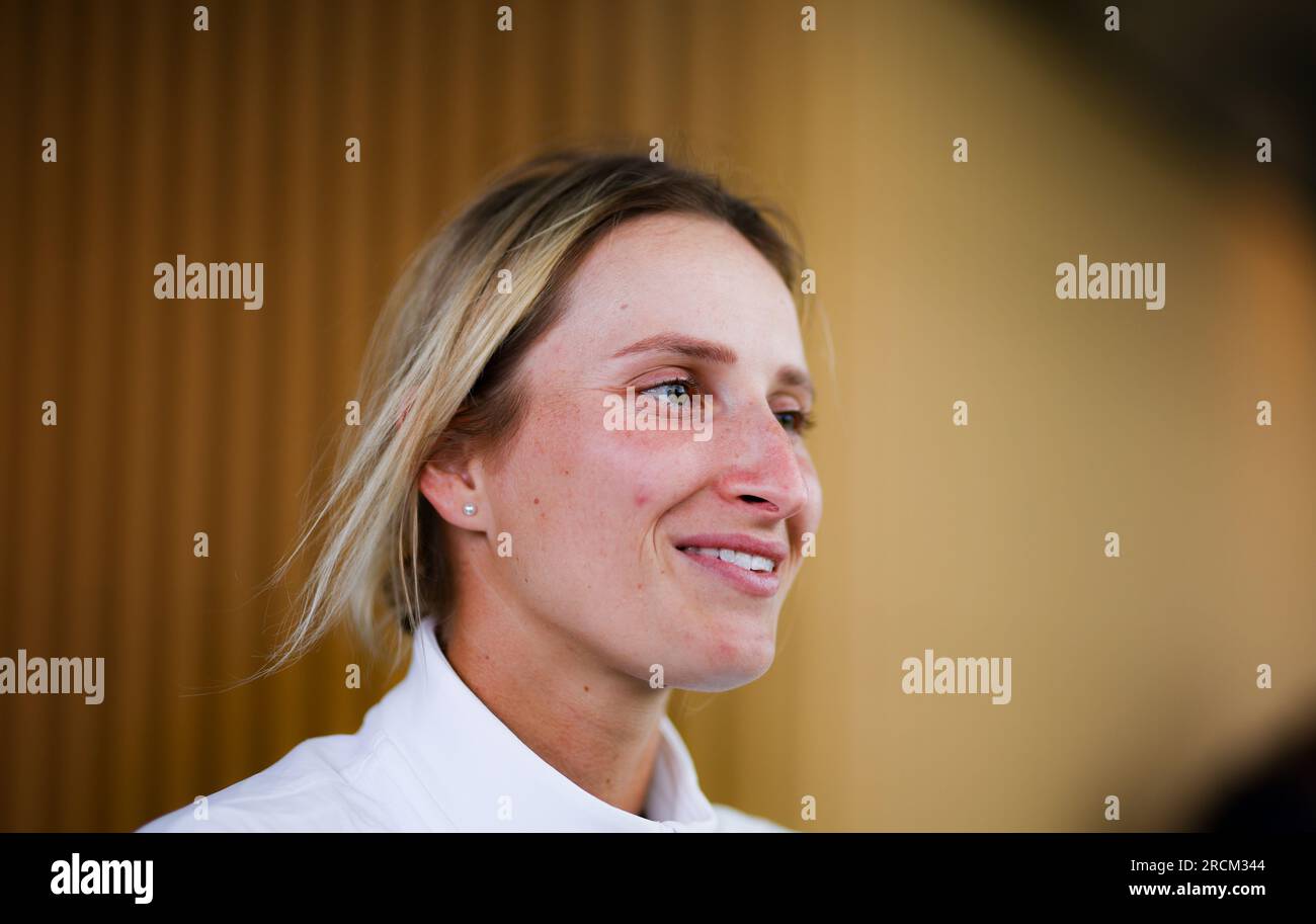 Marketa Vondrousova dans la zone mixte, suite à sa victoire en finale du simple féminin contre ONS Jabeur le 13e jour des Championnats de Wimbledon 2023 au All England Lawn tennis and Croquet Club à Wimbledon. Date de la photo : Samedi 15 juillet 2023. Banque D'Images